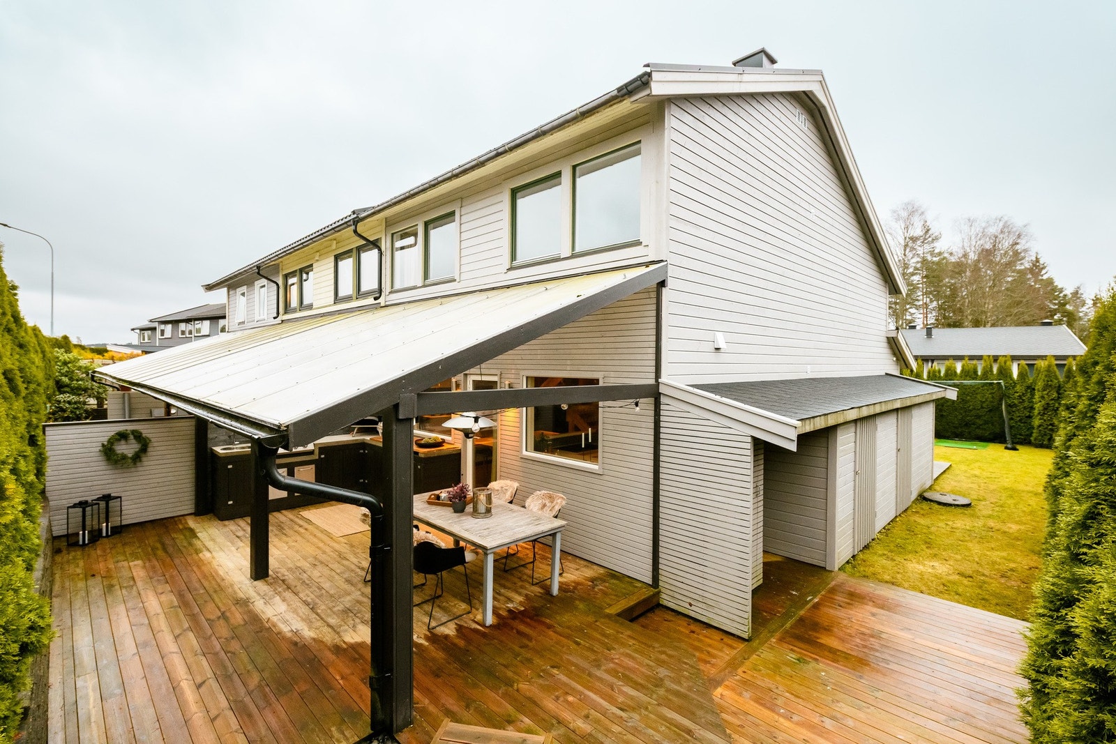 Eiendommen byr på en skjermet, overbygd og påkostet terrasse som fremstår som et naturlig høydepunkt i boligen. Terrassen er utstyrt med et eksklusivt utekjøkken med grill, vask og rikelig benkeplass. Galleribilde