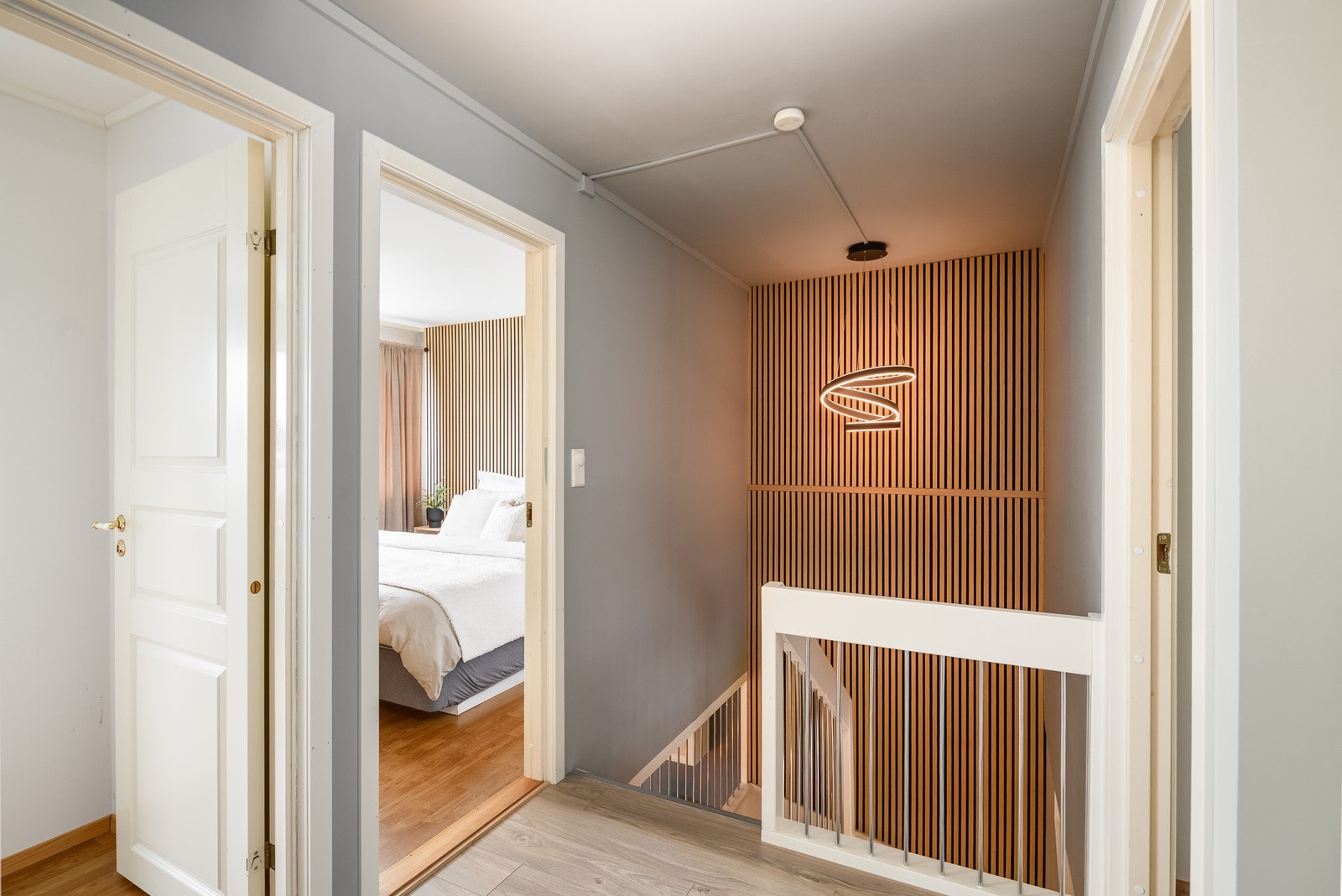 Boligen byr på totalt fire soverom, alle samlet i boligens 2. etasje - en praktisk og familievennlig løsning. Galleribilde