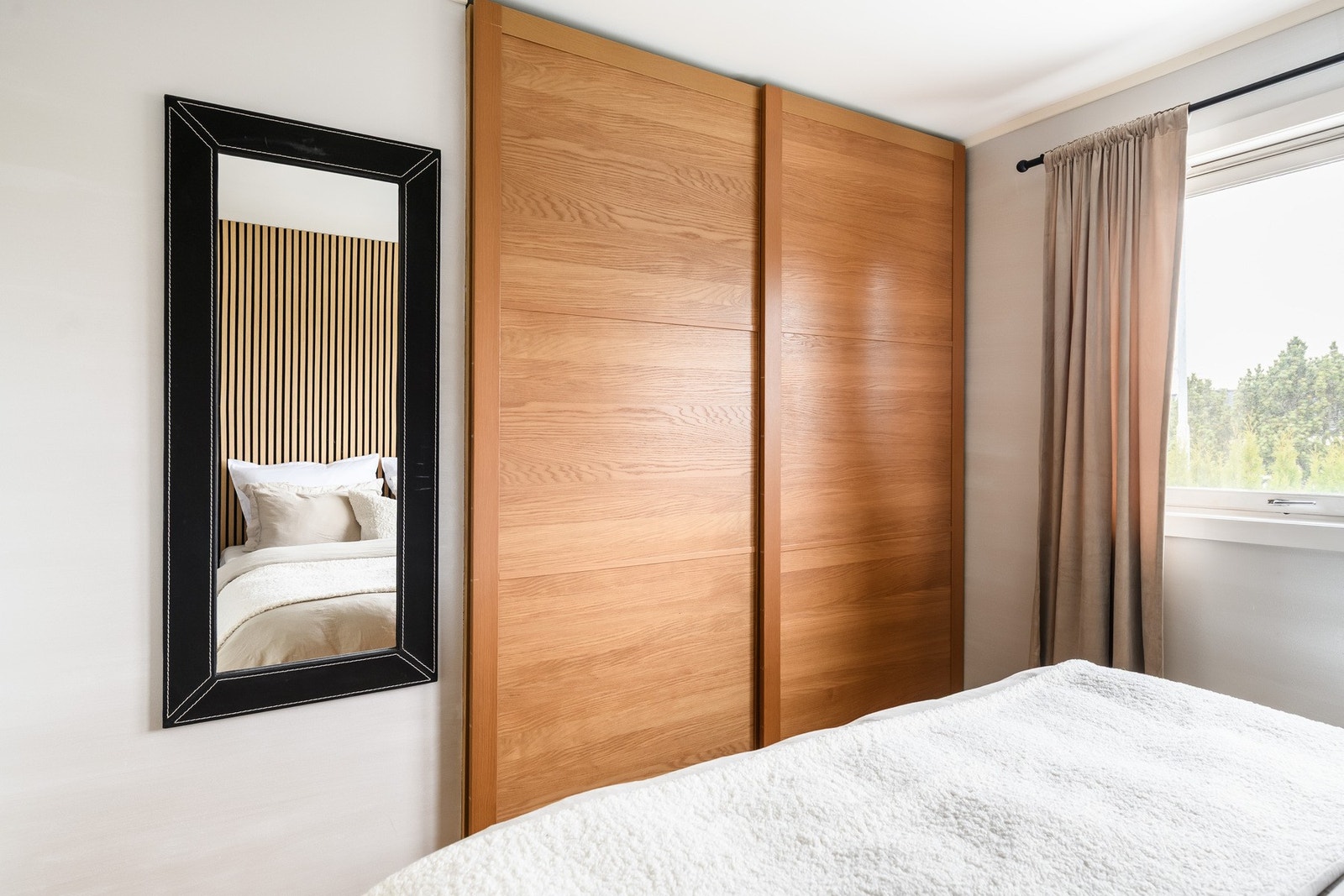 De store vindusflater gir rikelig med dagslys og skaper en behagelig atmosfære. Galleribilde