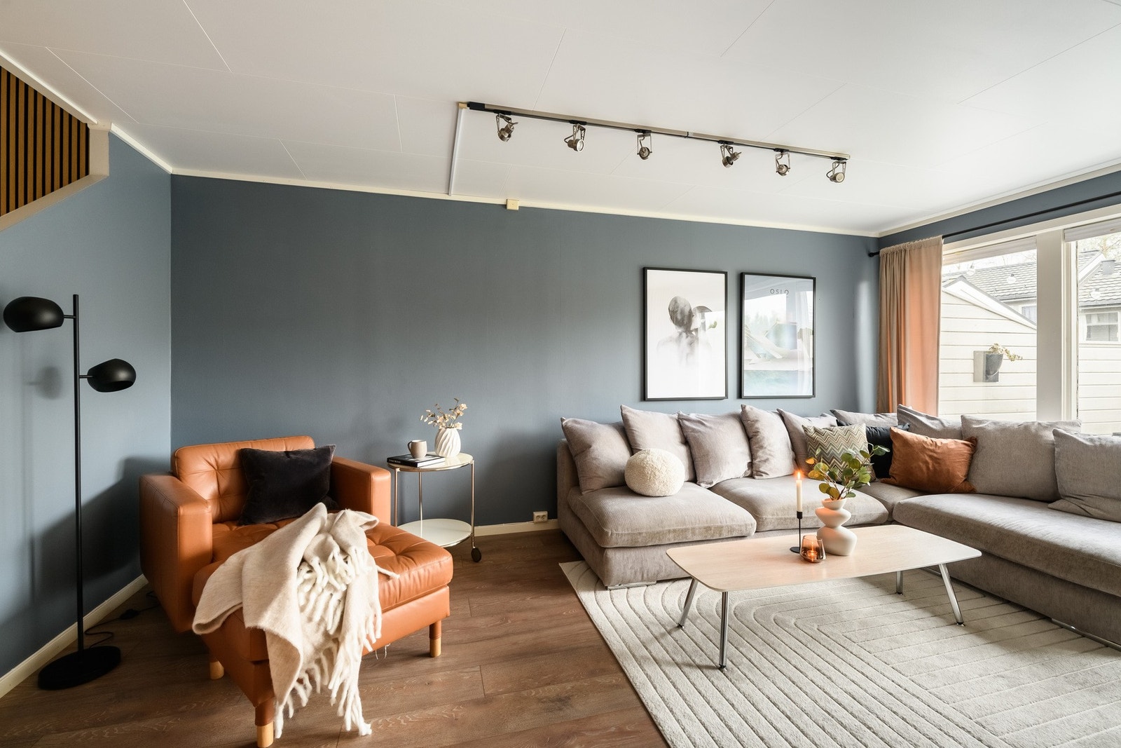 Store vindusflater gir rommet et luftig preg, og bidrar til en behagelig atmosfære. Galleribilde