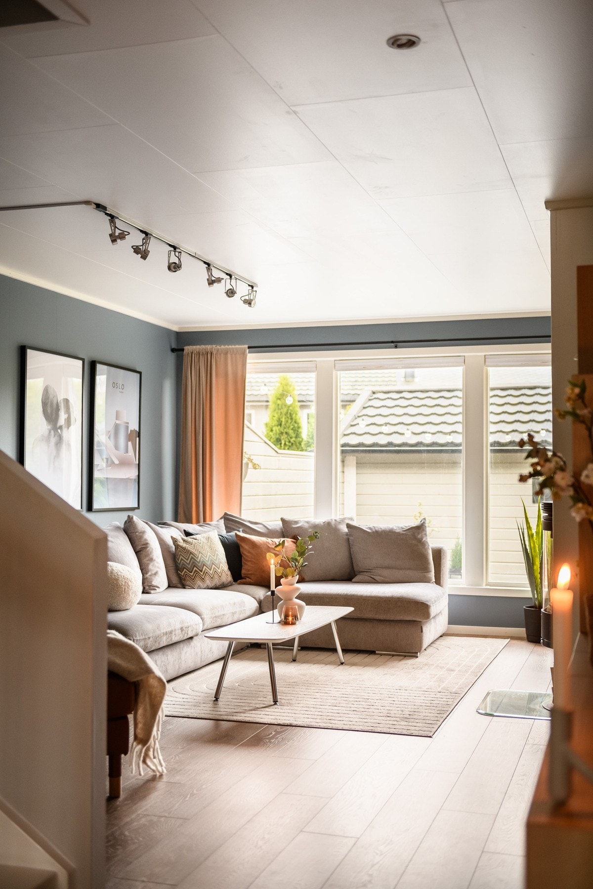 Boligen byr på en stilren og harmonisk stue som naturlig blir et samlingspunkt for familie og venner. Galleribilde