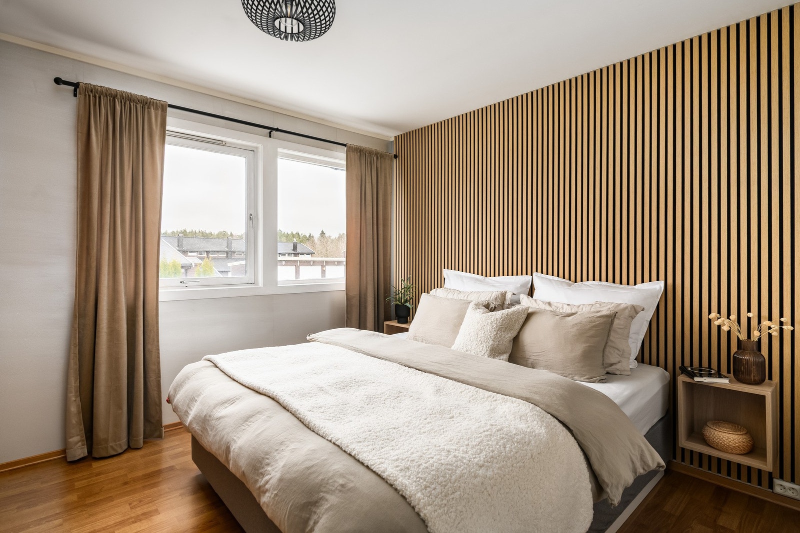 Hovedsoverommet er romslig og lyst, med god plass til dobbeltseng, nattbord og garderobeløsninger. Galleribilde