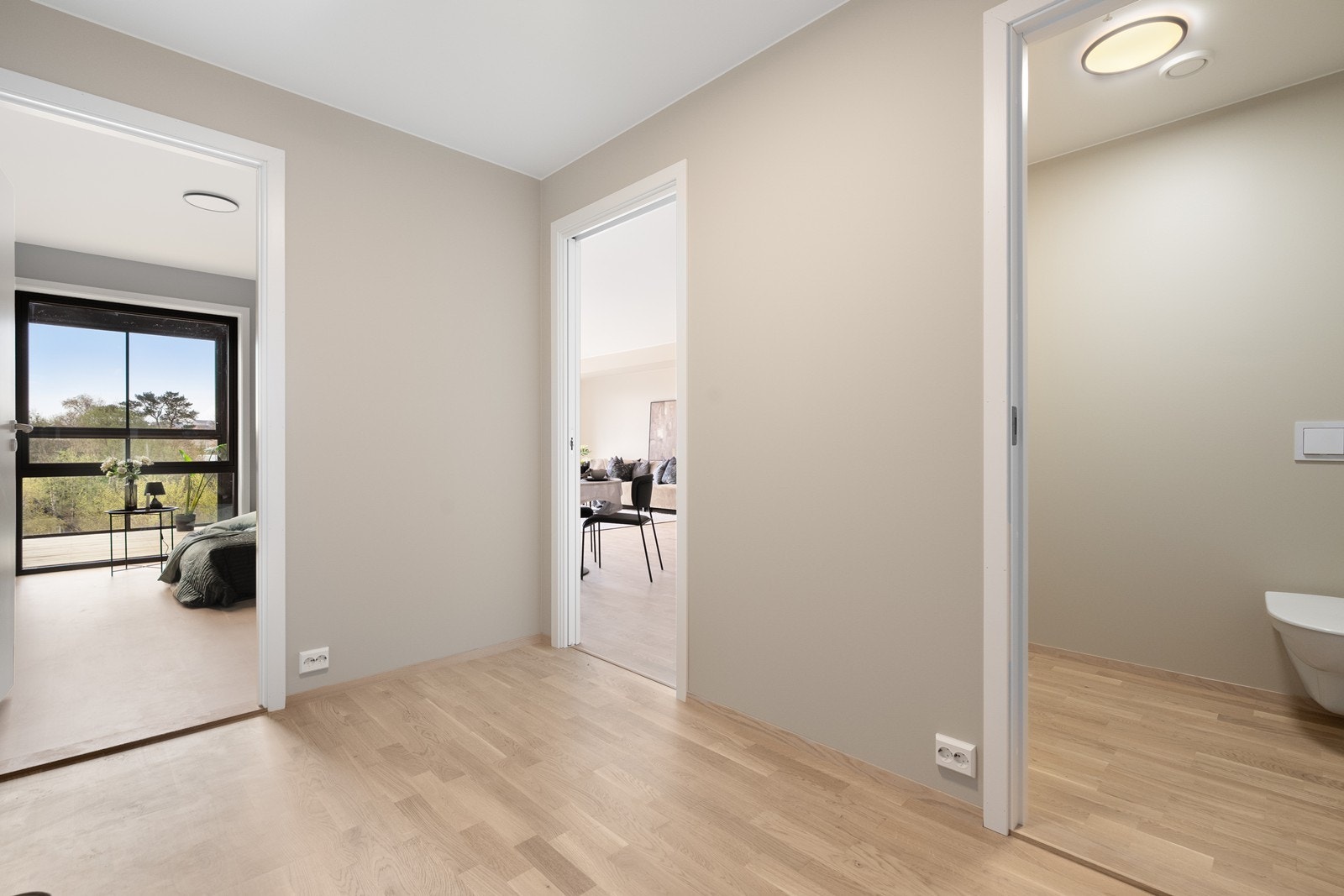 Entré/gang med gjestetoalett like ved Galleribilde