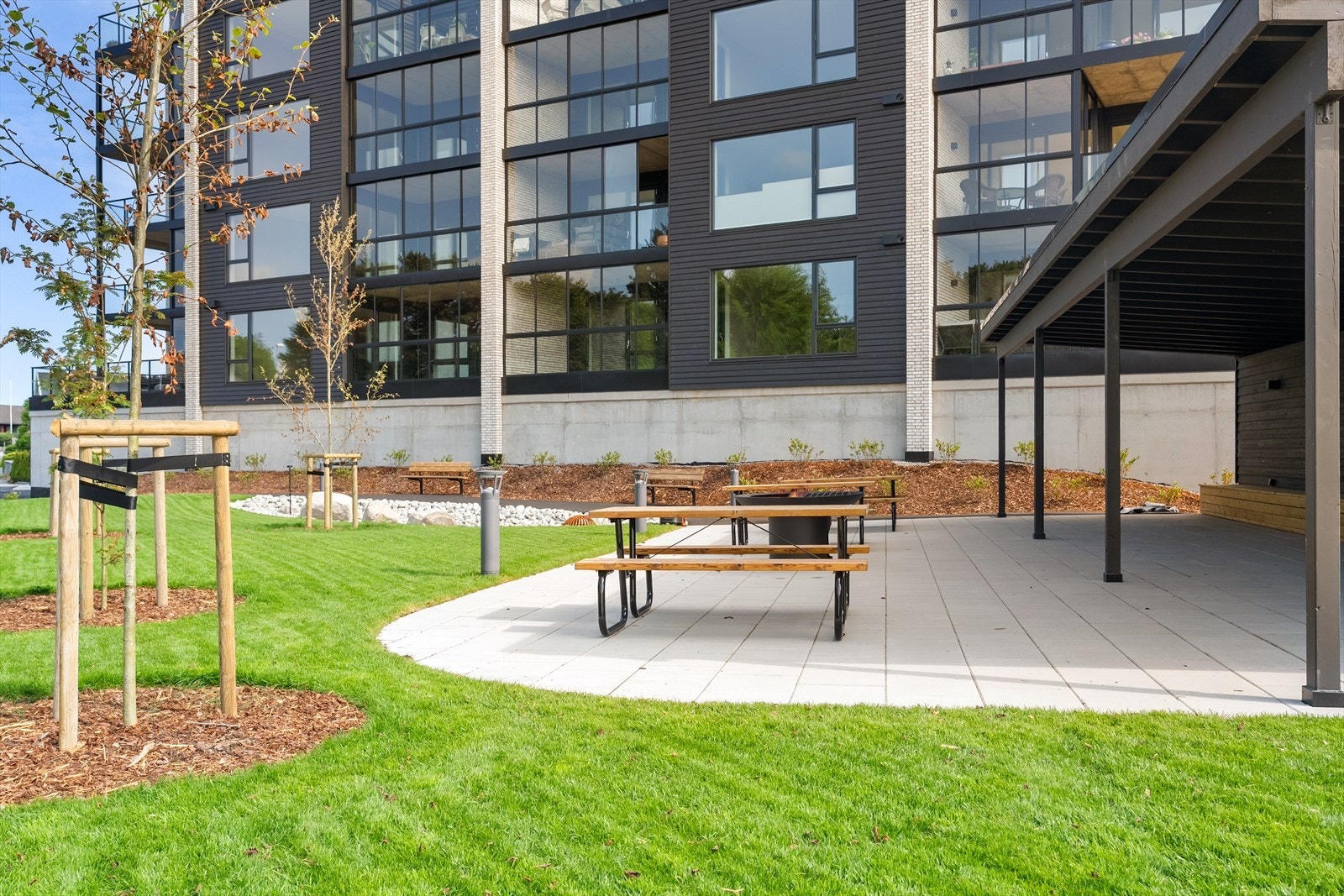 Fellesområde med gapahuk og benker Galleribilde