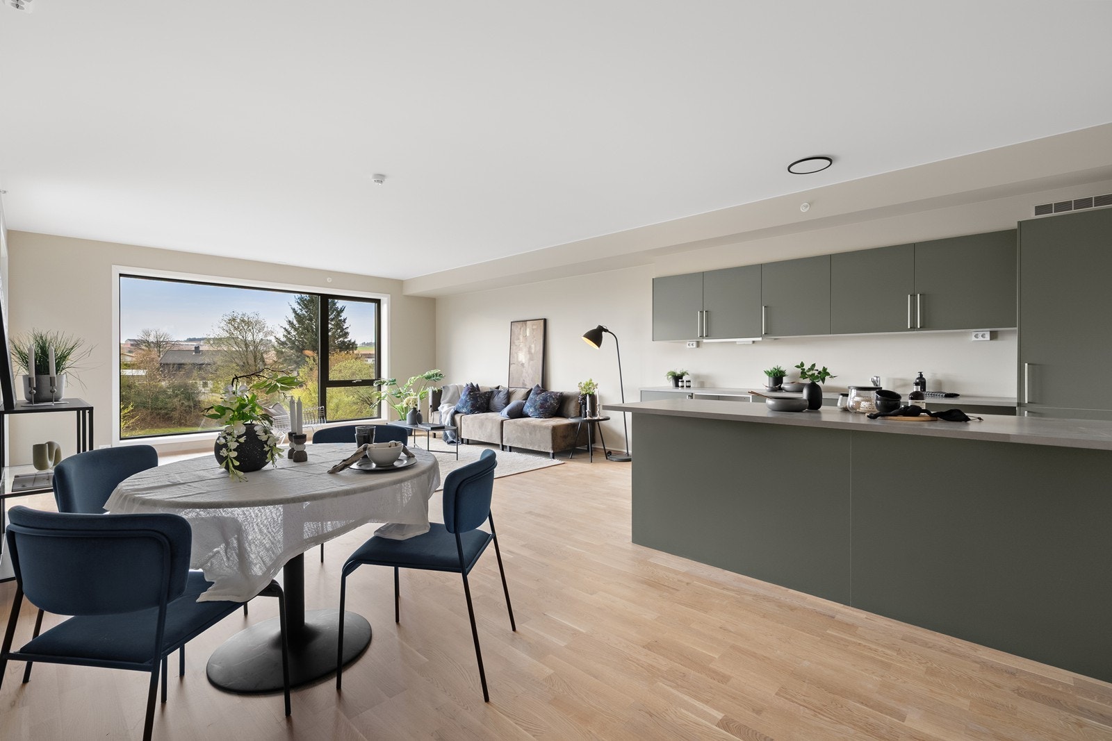 Romslig stue med gode møbleringsmuligheter Galleribilde