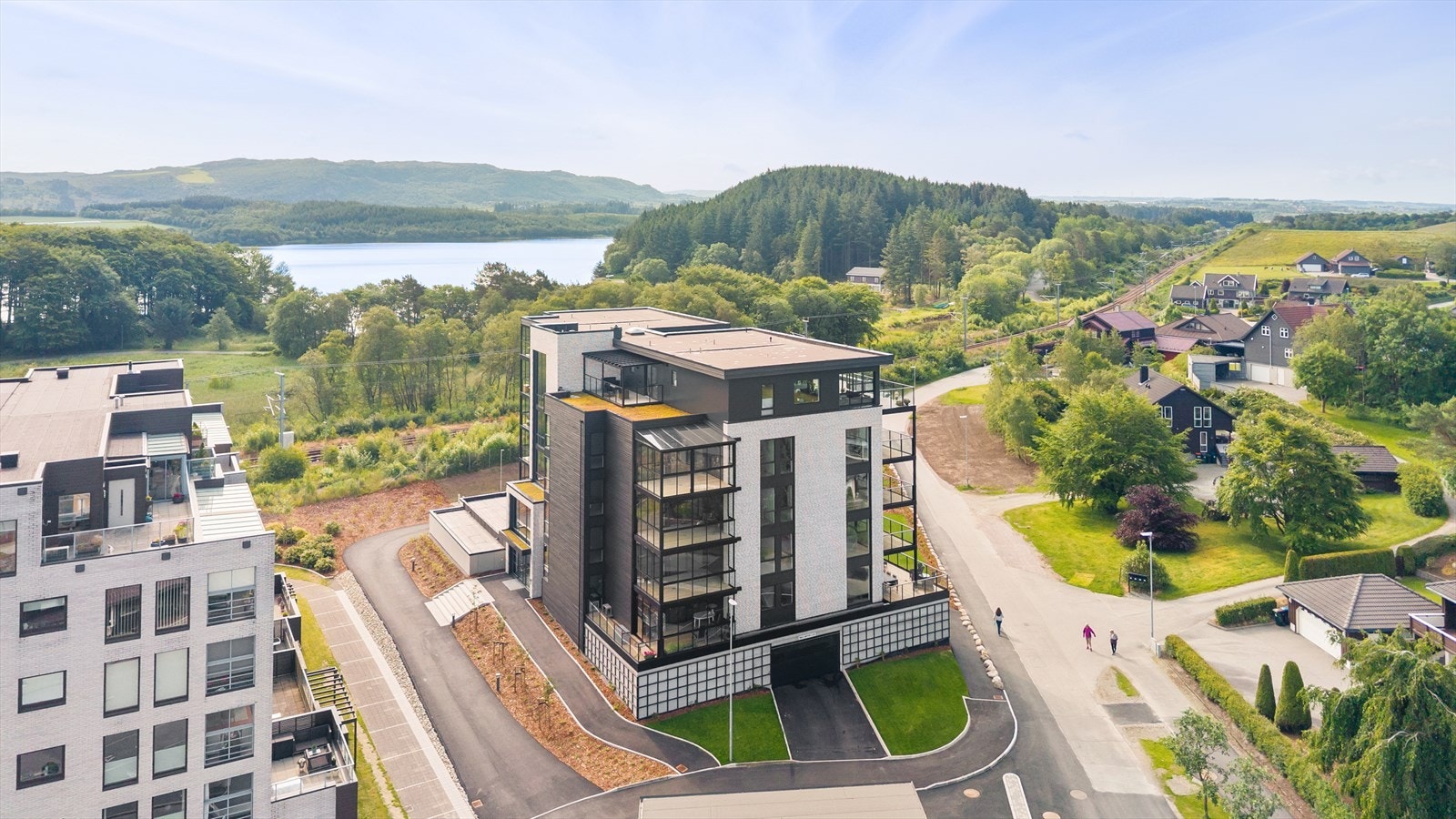 Fasade/oversikt/inngangsparti - Fast parkering i garasjeanlegg med bod Galleribilde