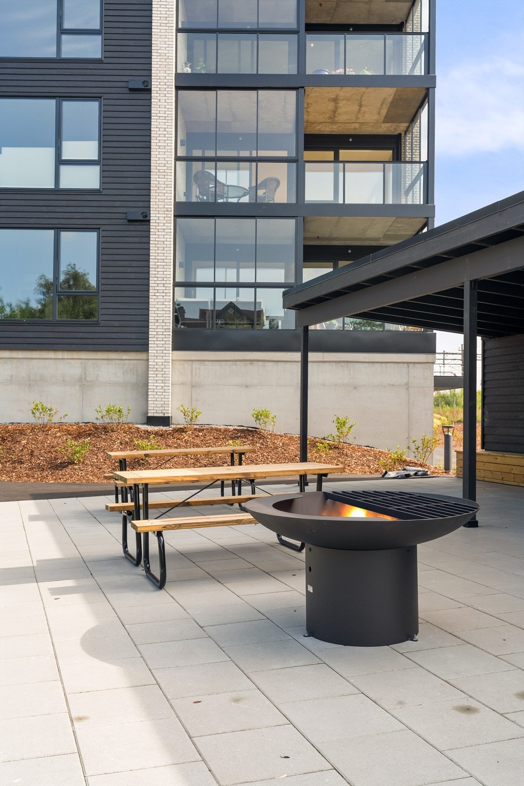 Fellesområde med gapahuk og benker Galleribilde