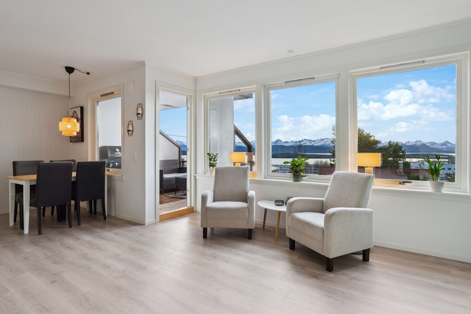 En Romlsig og innholdsrik 4-roms andelsleilighet i etablert boligomrpde med fin utsikt mot fjord og Fjell. Galleribilde