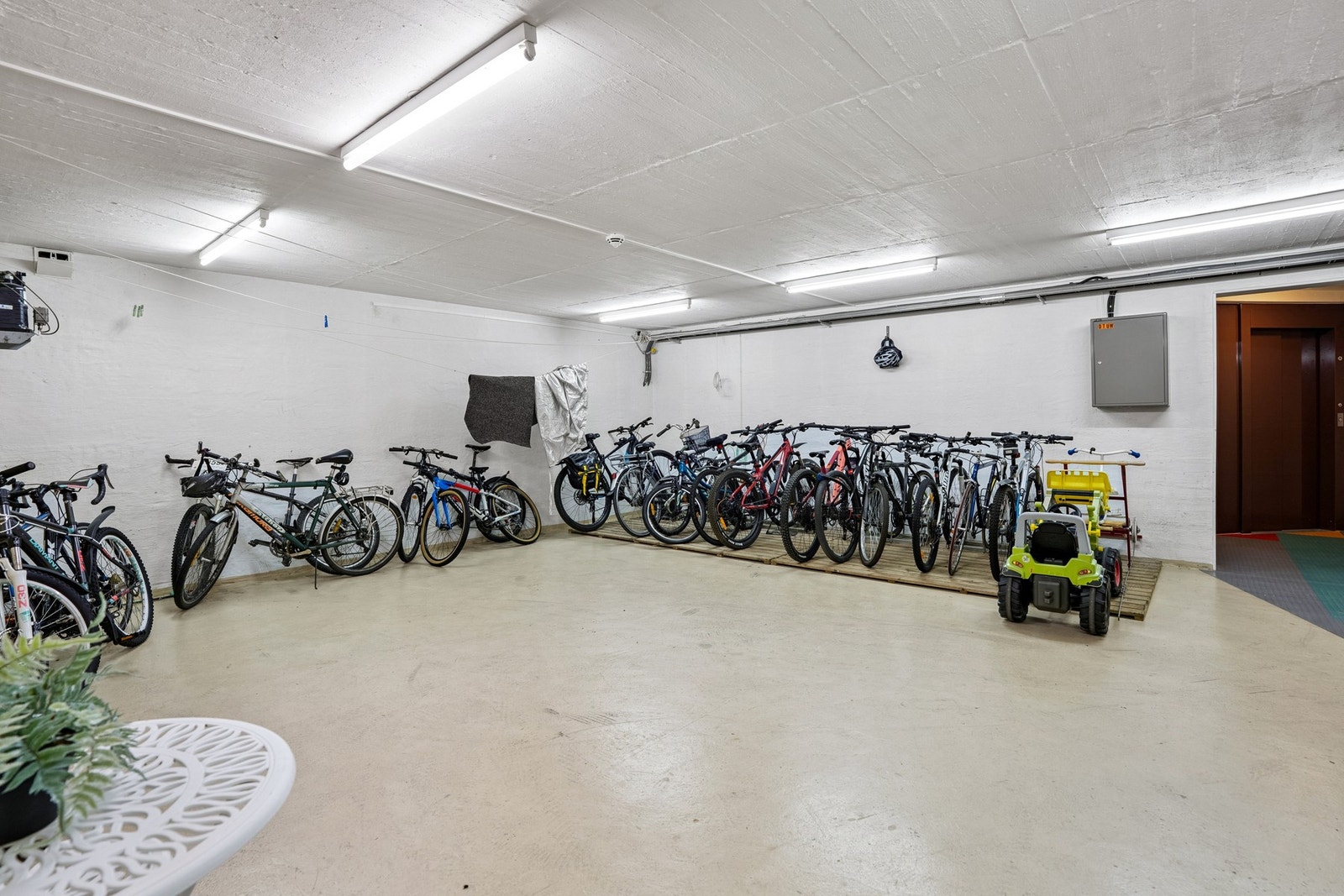 Leiligheten disponerer både innvendig bod og sportsbod i kjeller. I tillegg har borettslaget felles kjølerom, vaskerom og grovkjøkken, noe som gir gode lagrings- og bruksmuligheter. Galleribilde