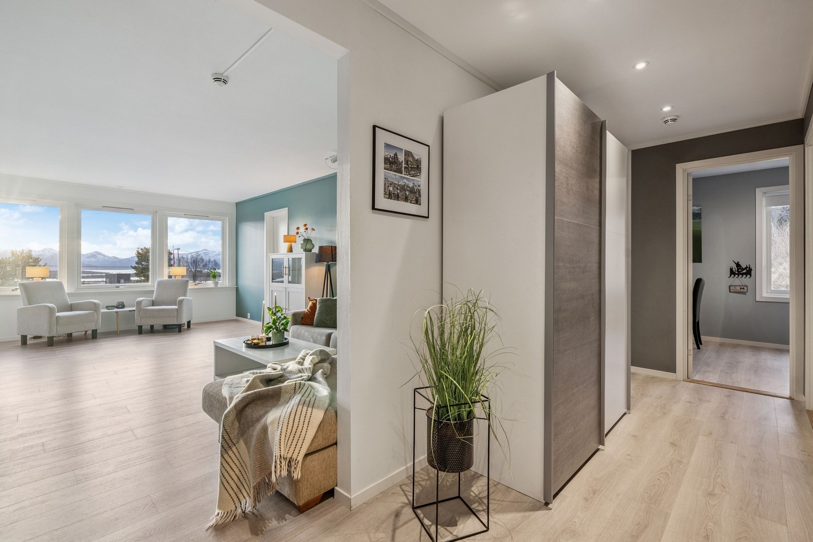 Inngangspartiet har god plass til oppbevaring. Gangen er oppgradert med varmefolie i gulv og downlights i himling. Galleribilde