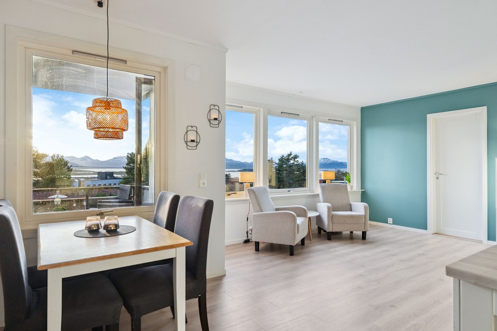 Fra stuen er det utgang til sørvendt balkong som gir en fin forlengelse av oppholdsarealet. Galleribilde