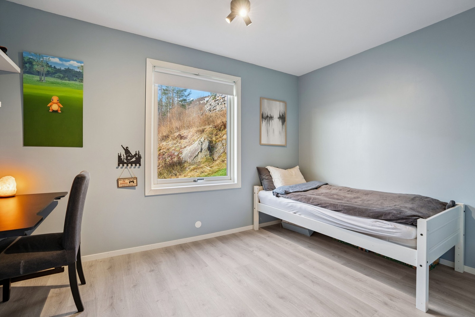 De to ytterligere soverommene har gjennomgående overflater og gode møbleringsmuligheter. Galleribilde