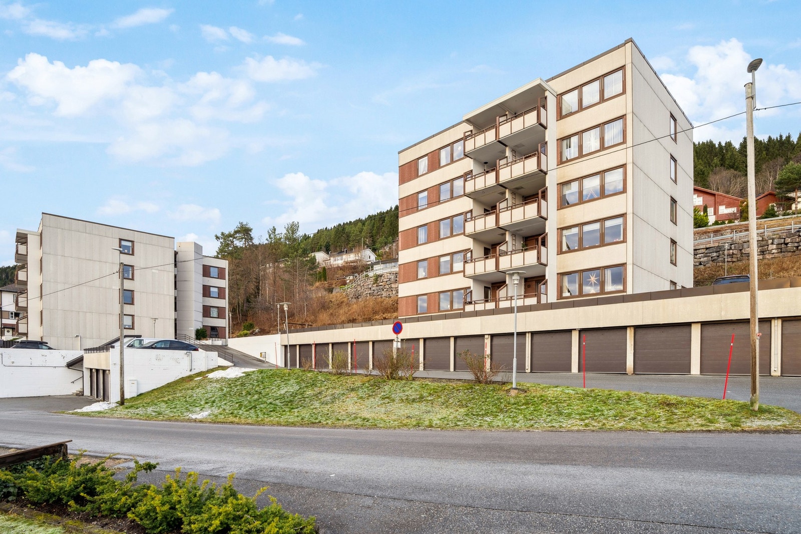 Bygget har gjennomgått utvendige oppgraderinger med blant annet fasader, balkonger, vinduer og dører. Avløpsrørene i bygget er fornyet i nyere tid i regi av borettslaget. Galleribilde