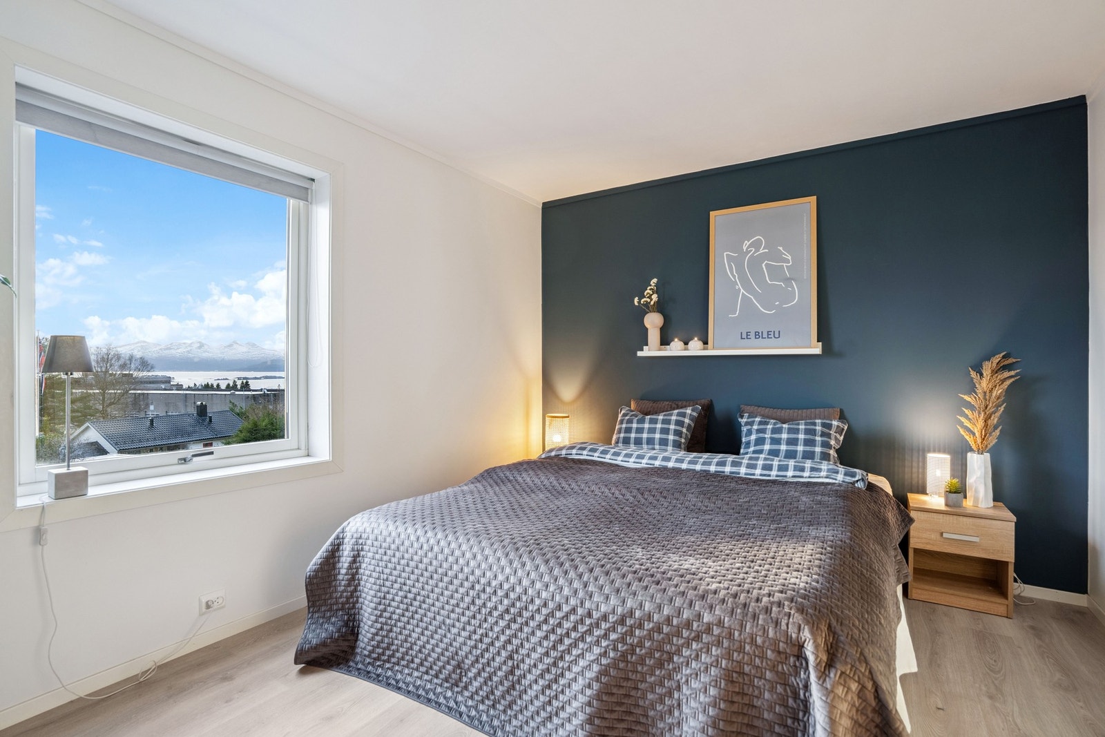 Hovedsoverommet har god størrelse med plass til dobbeltseng og garderobeløsning. Rommet har store vindusflater med flott utsikt og gode lysforhold. Galleribilde