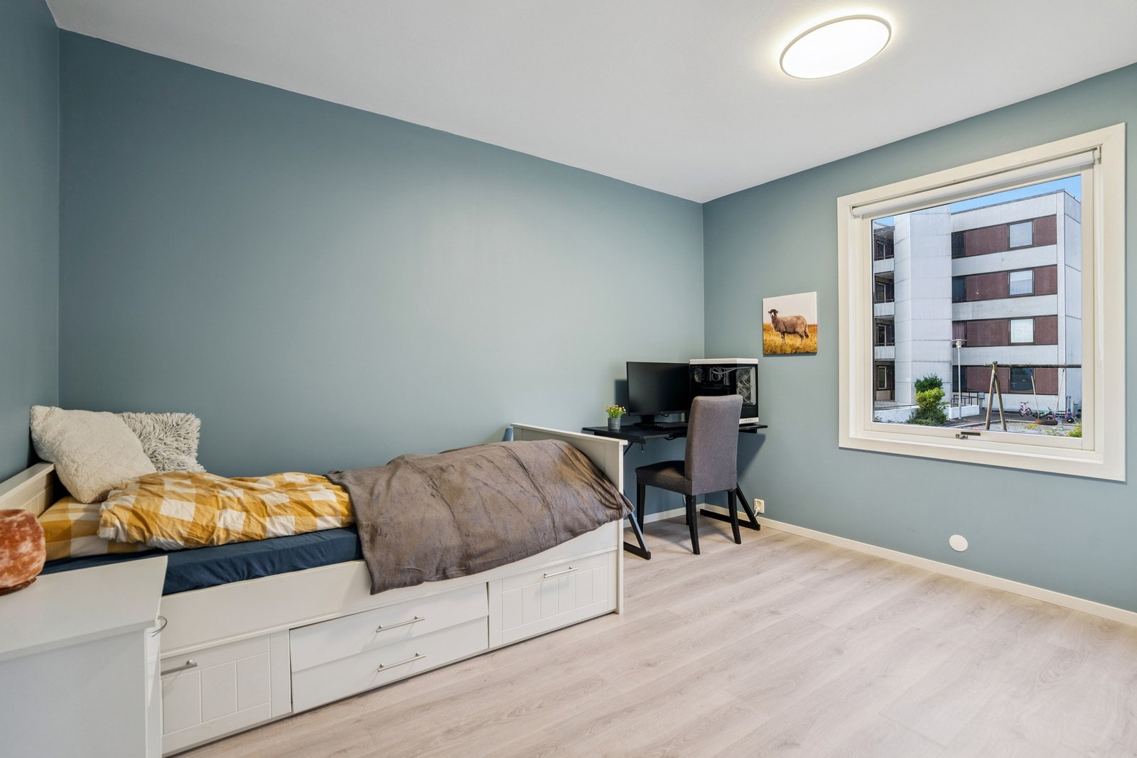 Leiligheten har ytterligere to soverom av gode størrelser som egner seg godt som barnerom, gjesterom eller hjemmekontor. Galleribilde