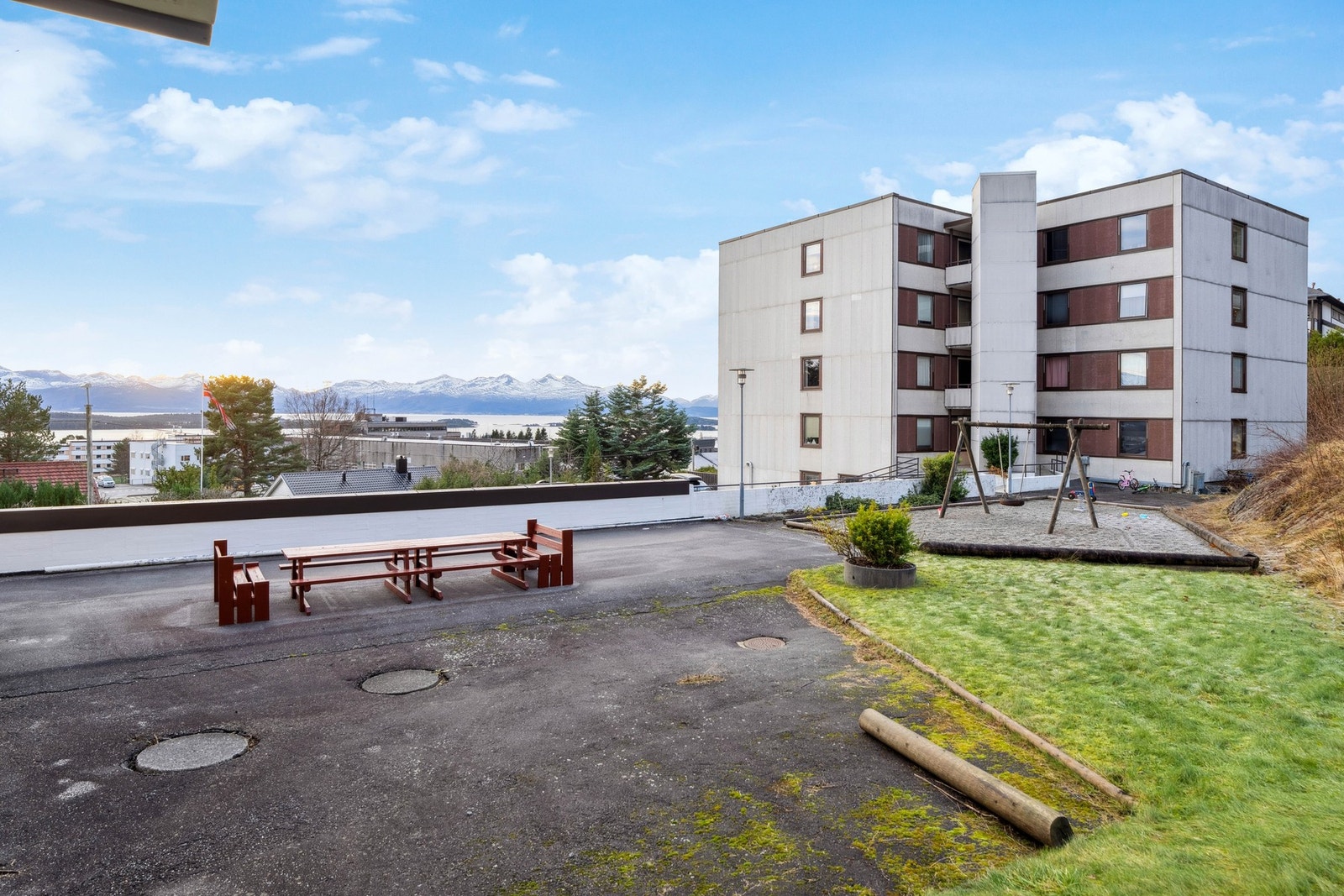 Borettslaget har opparbeidede fellesarealer med grøntområder, lekeplass og parkeringsmuligheter. Galleribilde