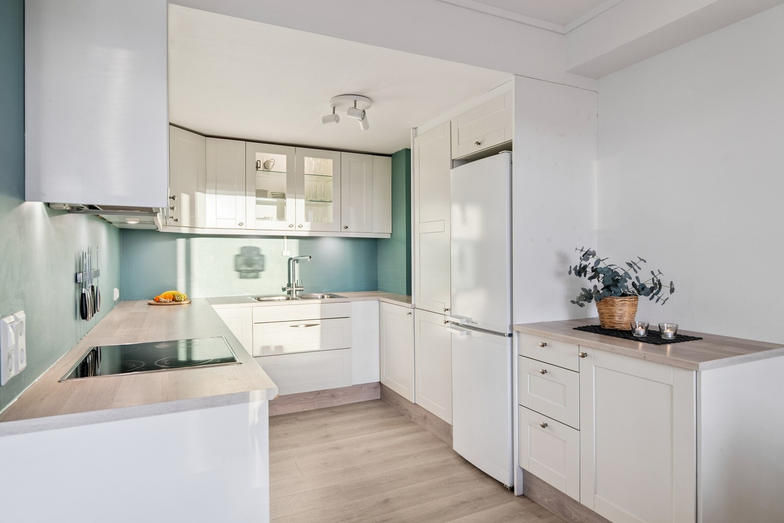 Store vindusflater gir godt med lys og utsikt. Kjøkkenet er utstyrt med hvitevarer, komfyrvakt og Waterguard. Galleribilde