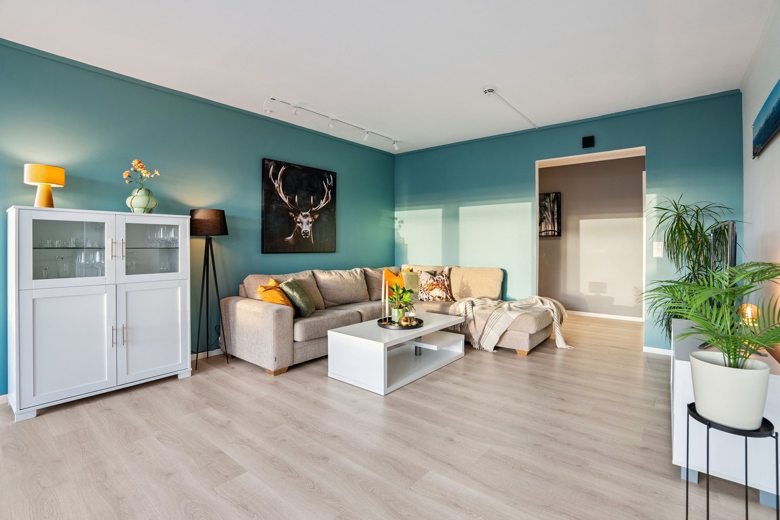 Det er god plass til både sofagruppe og spisebord, og rommet er oppgradert med nytt laminatgulv og varmefolie i gulv. Galleribilde