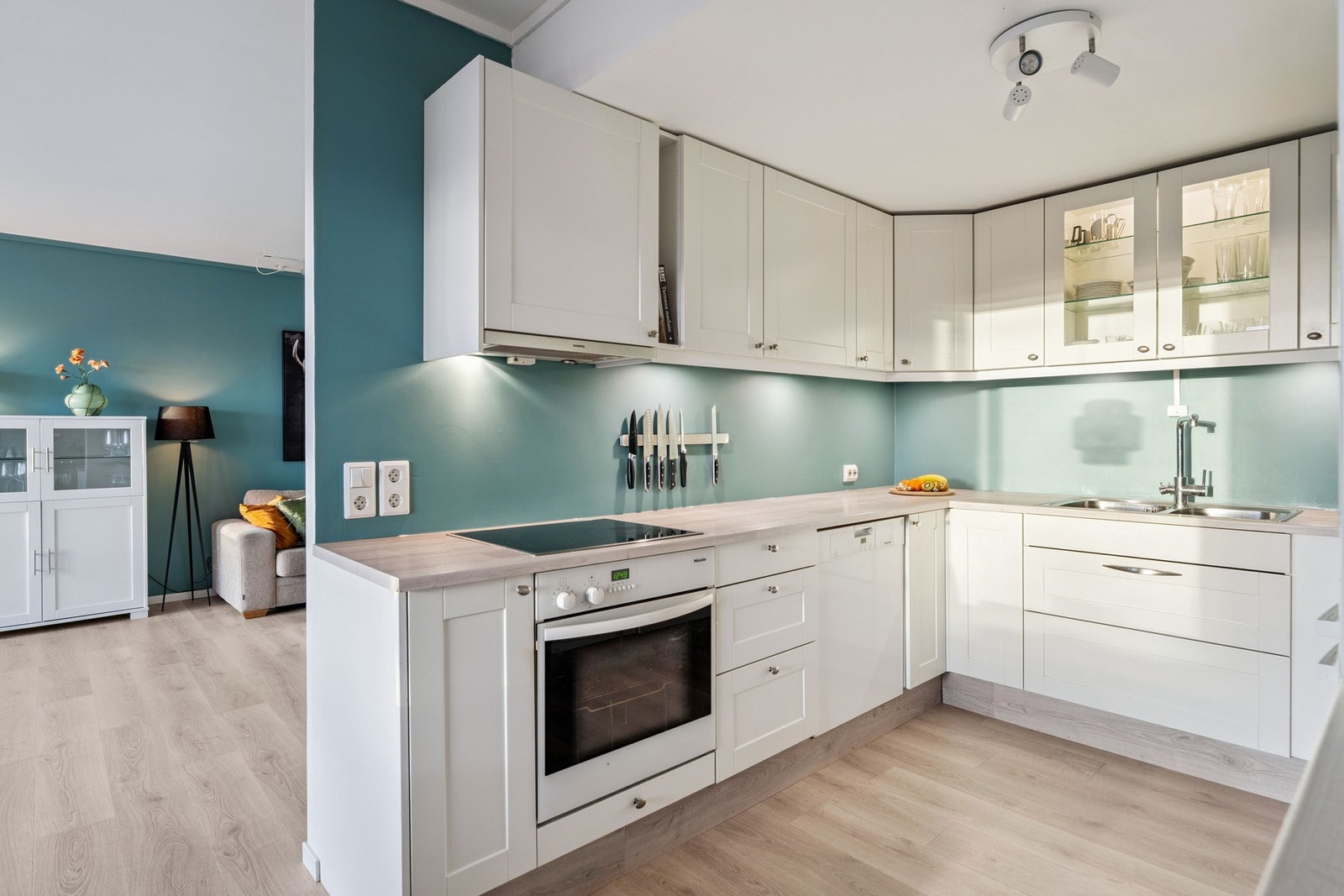 Kjøkkenet har en praktisk utforming med innredning fra HTH, gode benkeflater og plass til spisebord. Galleribilde