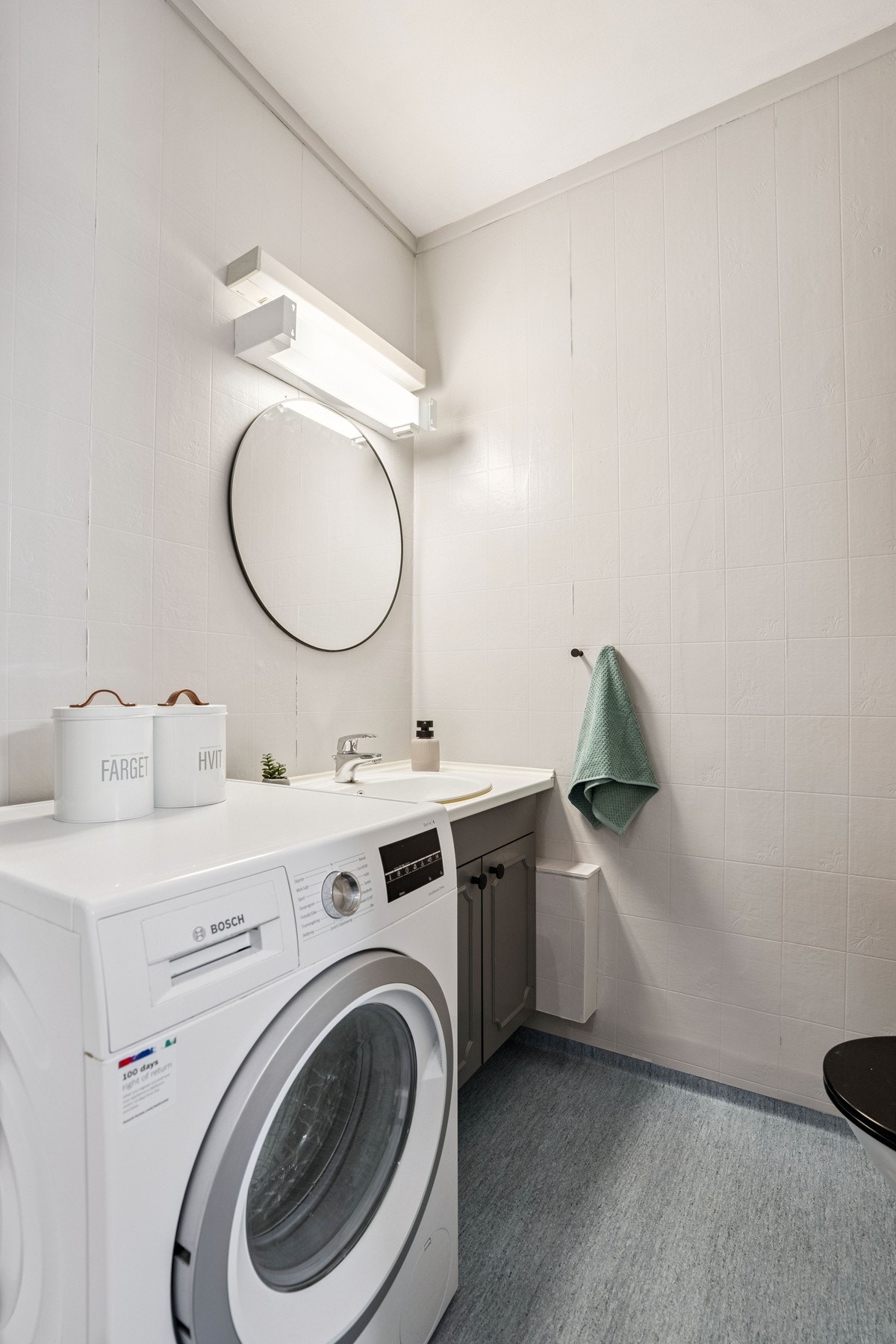 Det er gulvvarme, opplegg for vaskemaskin og dusjløsning, samt mekanisk avtrekk via felles anlegg. Galleribilde