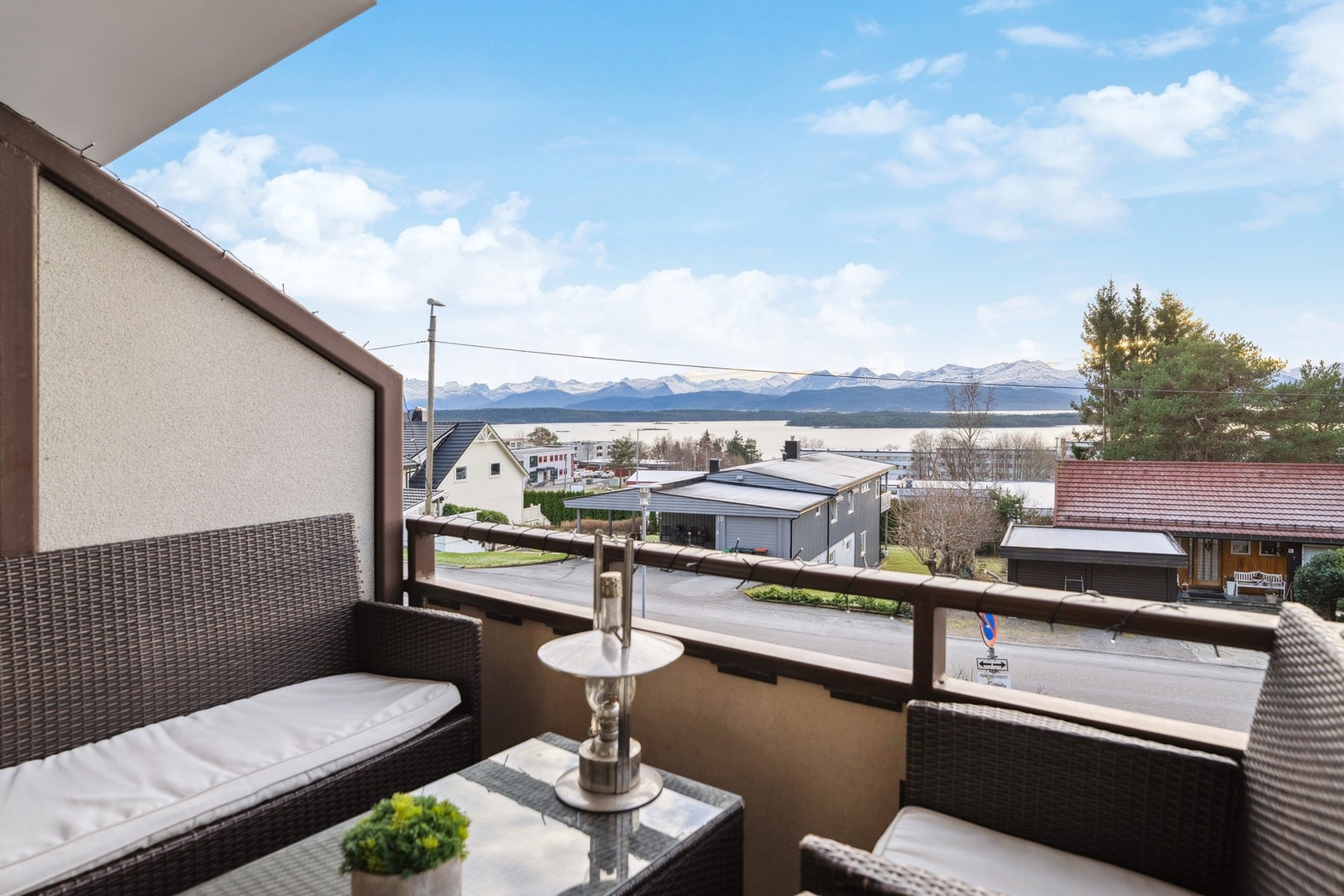 Sørvendt og overbygd balkong på 7 m² med plass til sittegruppe og gode solforhold. Galleribilde