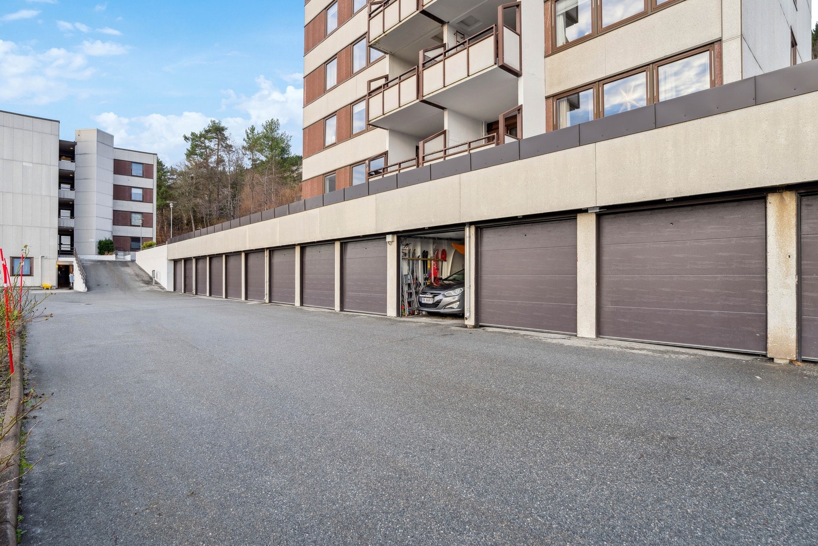 Leiligheten disponerer egen garasje med lagringsmuligheter på hems. Galleribilde