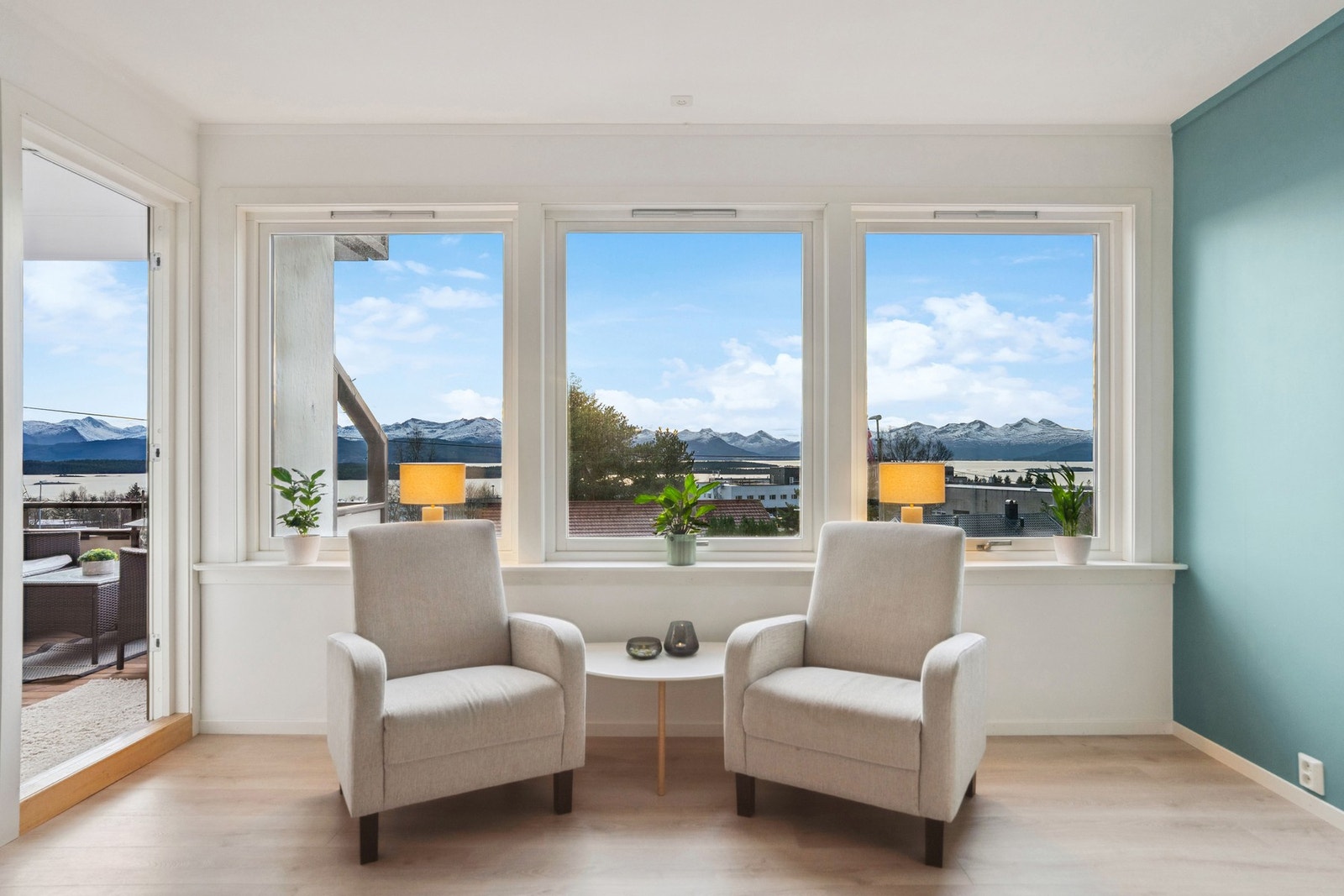 Romslig og lys stue med store vindusflater som gir godt med dagslys og flott utsikt. Galleribilde