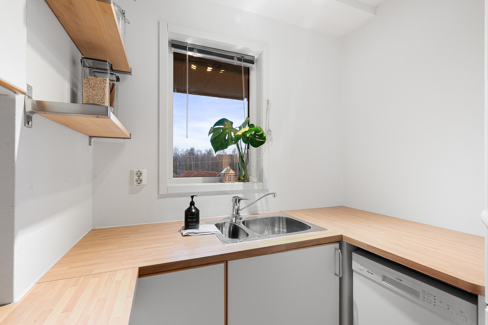 Varmtvannsbereder er plassert i benken. Galleribilde