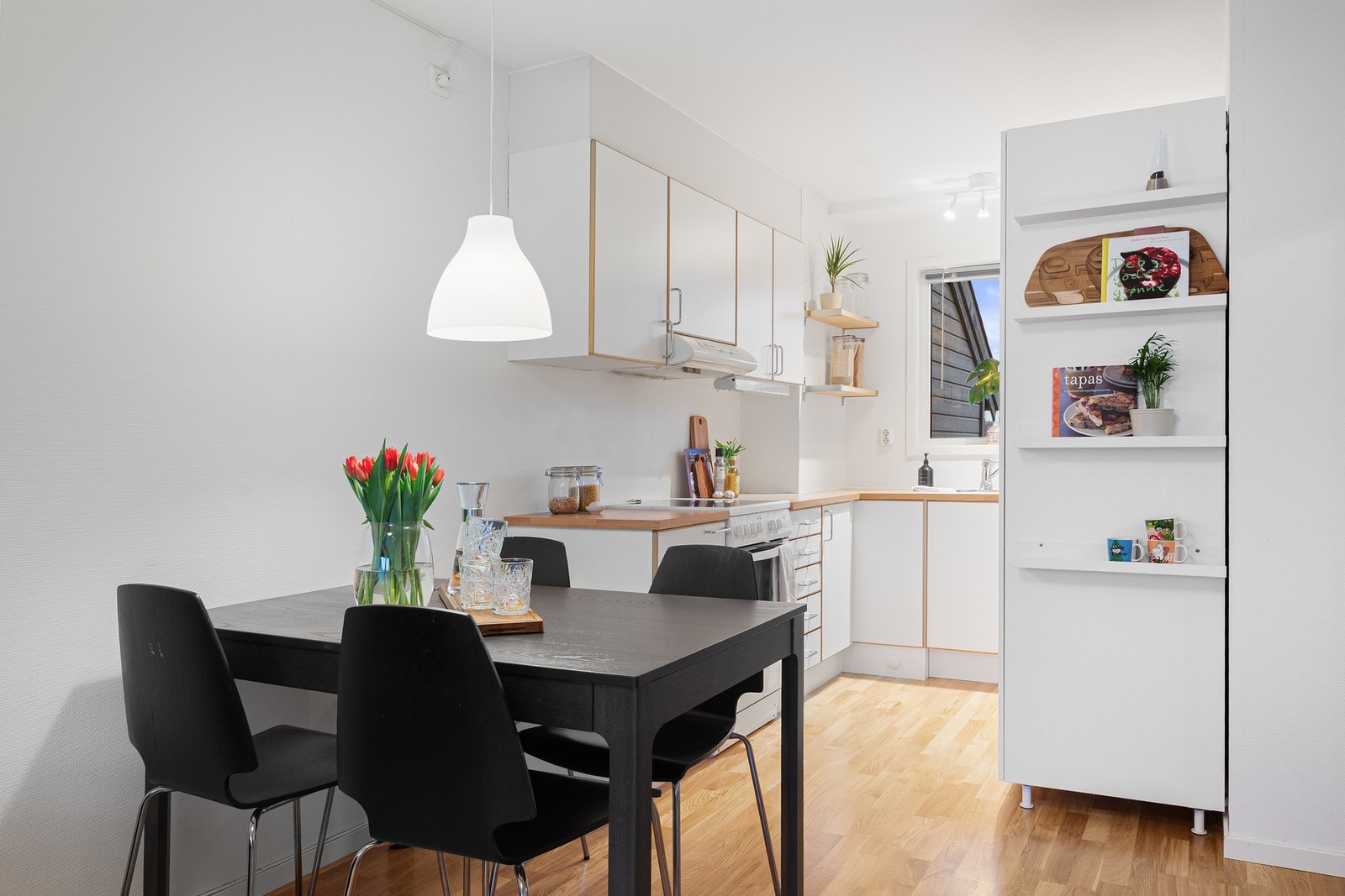 Den åpne løsningen gir gode sosiale soner og effektiv utnyttelse av arealet. Galleribilde