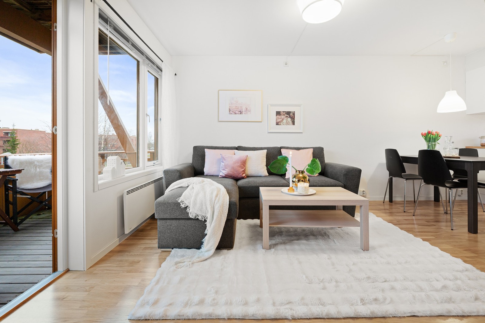 Stuen har direkte utgang til balkong, som oppleves som en naturlig forlengelse av stue. Galleribilde