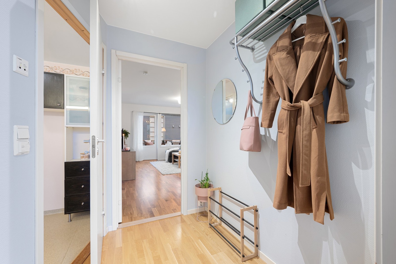 Entré med god plass til jakkeoppheng og skohylle. Galleribilde