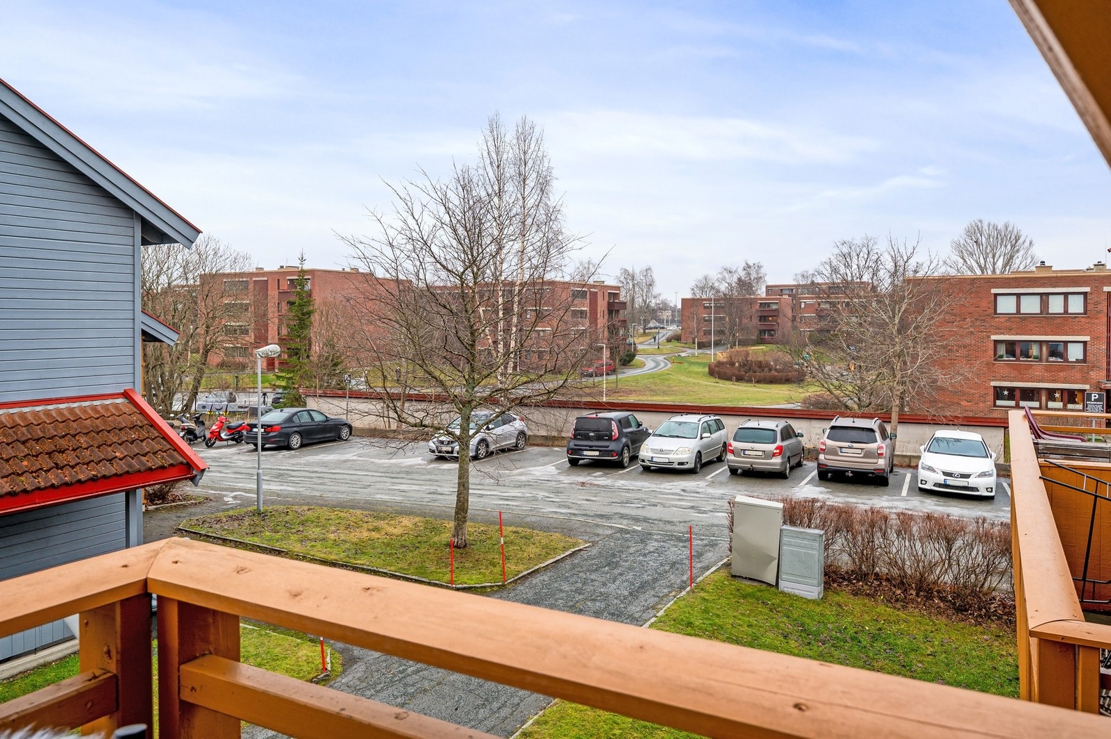 Det medfølger parkering for beboende og gjester på felles biloppstillingsområde mot gyldig elektroniske parkeringsoblat. Galleribilde