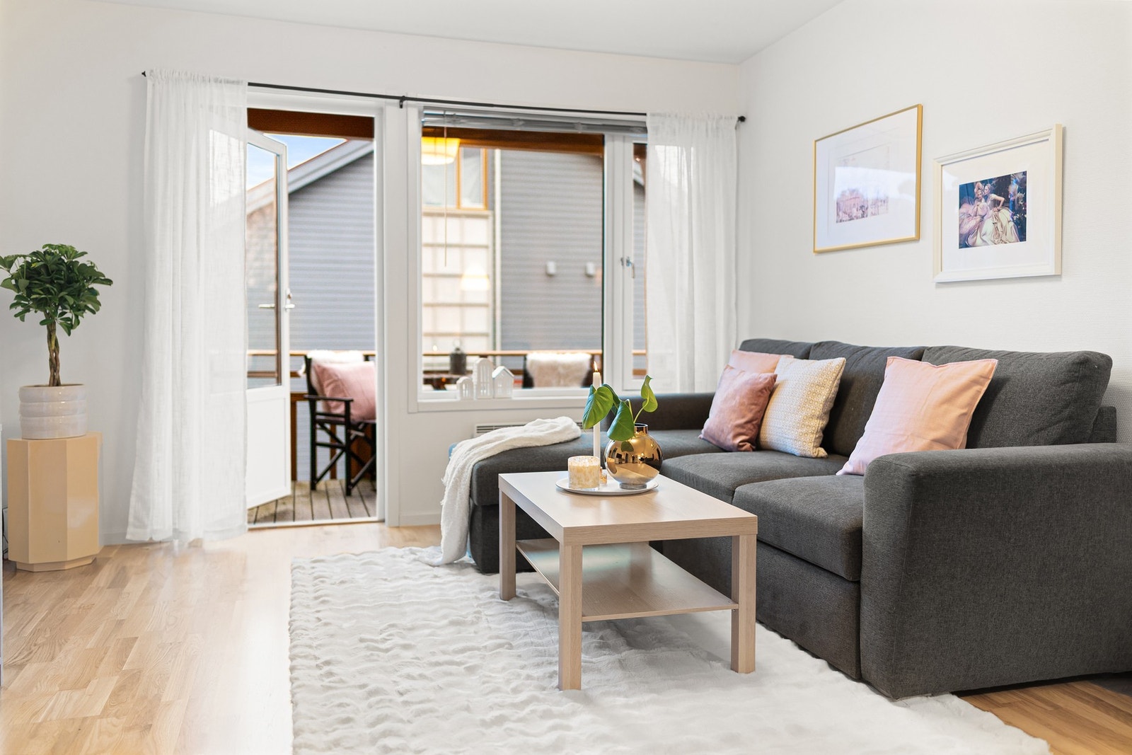 Velkommen inn! Innbydende stue med store vindusflater som gir gode lysforhold. Galleribilde