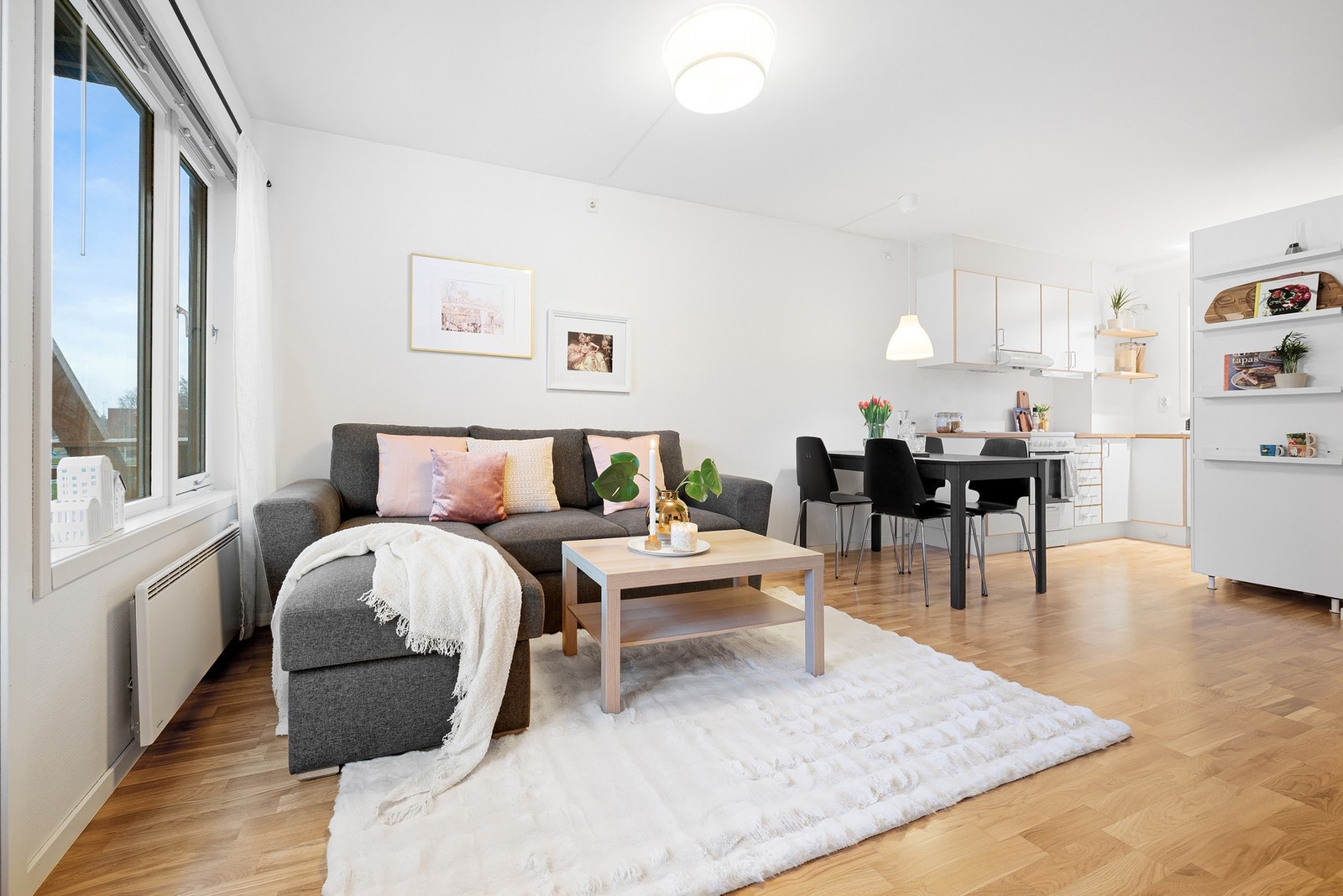 Boligen har en åpen stue/kjøkkenløsning på 23,2 m². Galleribilde