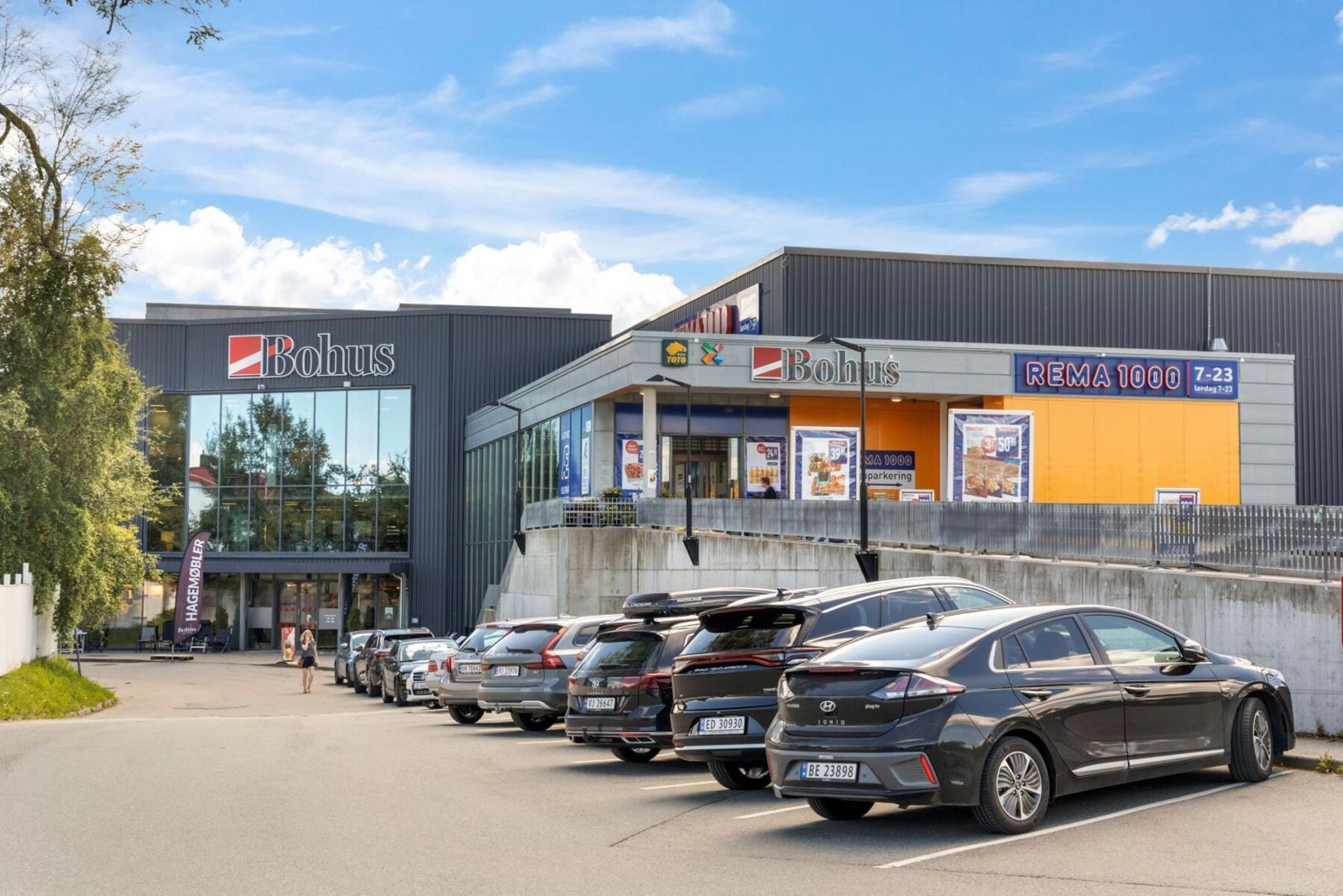 Kort gange fra leiligheten når man Moholt senter, søndagsåpen Bunnpris Moholt og KIWI ligger innen gangavstand. Galleribilde