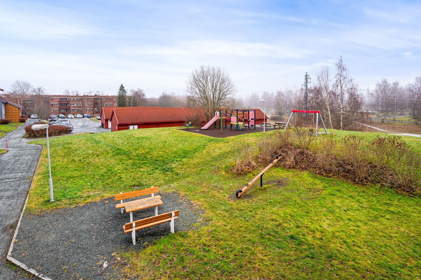 Hyggelig uteområde med lekeplass for barn. Galleribilde