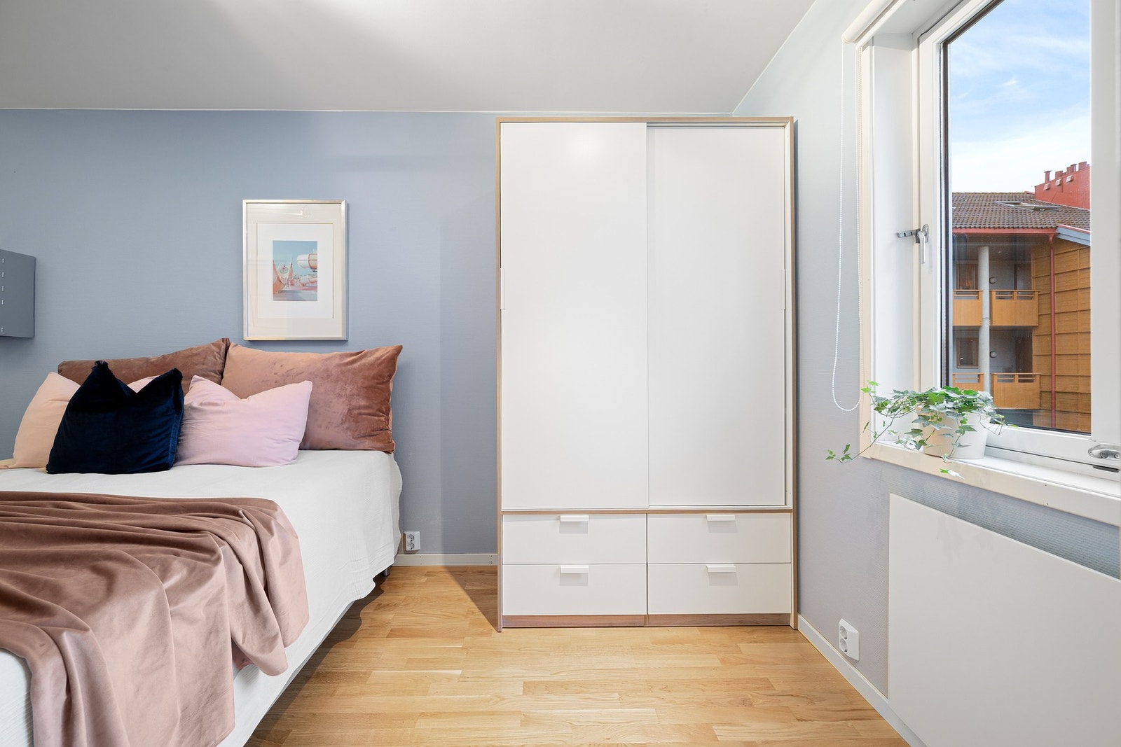 God plass til å innrede med både dobbeltseng og garderobeløsning. Galleribilde