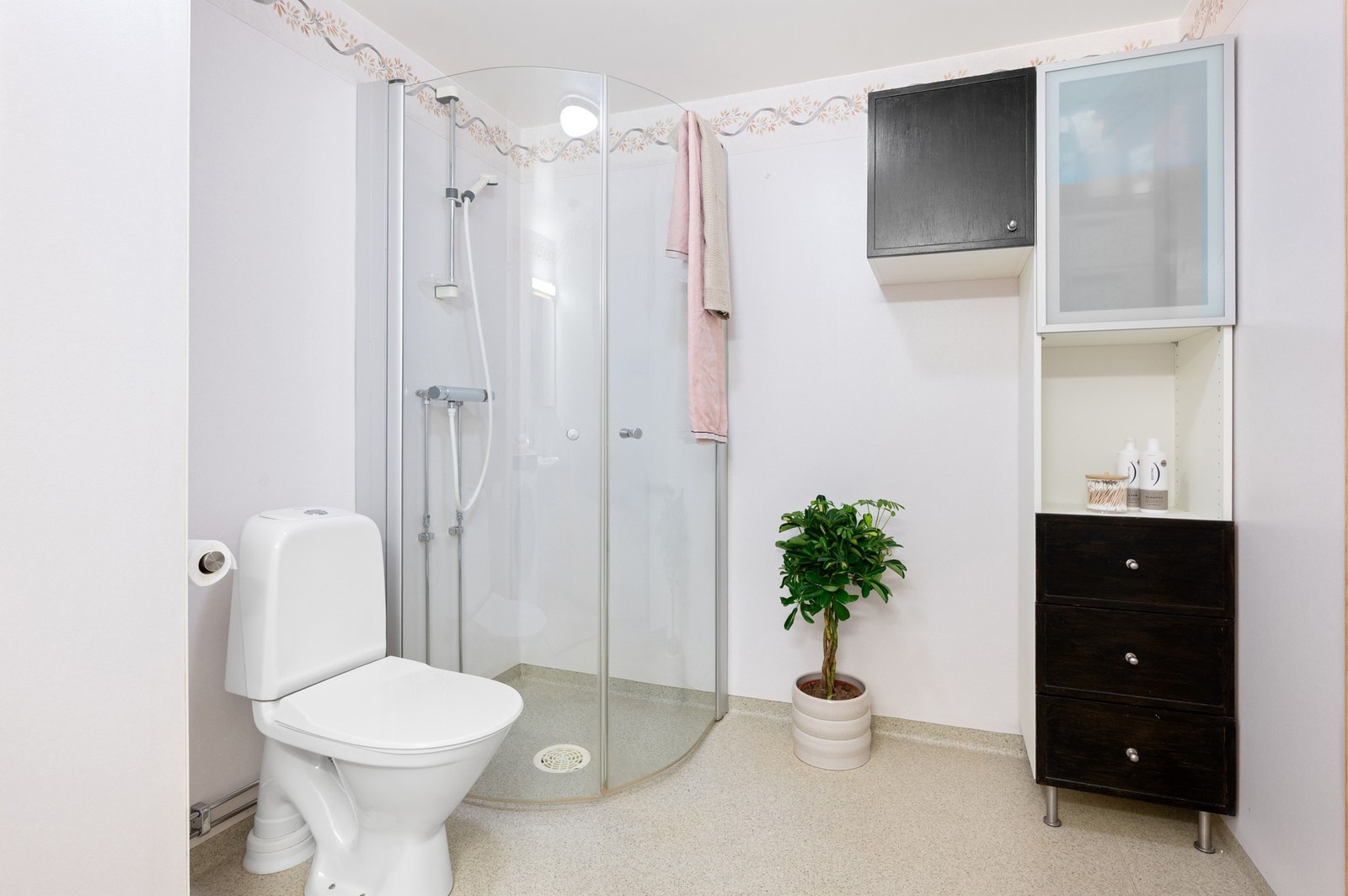 Badet er 5,3 m². Galleribilde