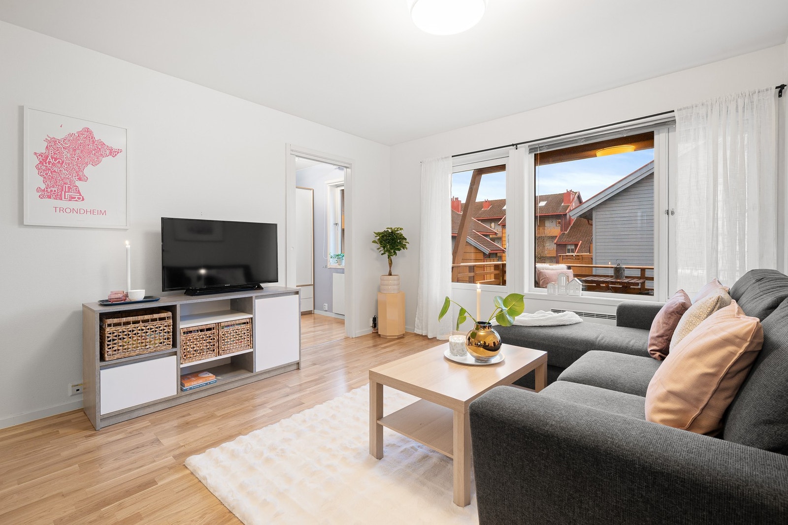 Overflatene fremstår i god stand uten nevneverdig slitasjegrad og bygget er jevnlig vedlikeholdt. Galleribilde