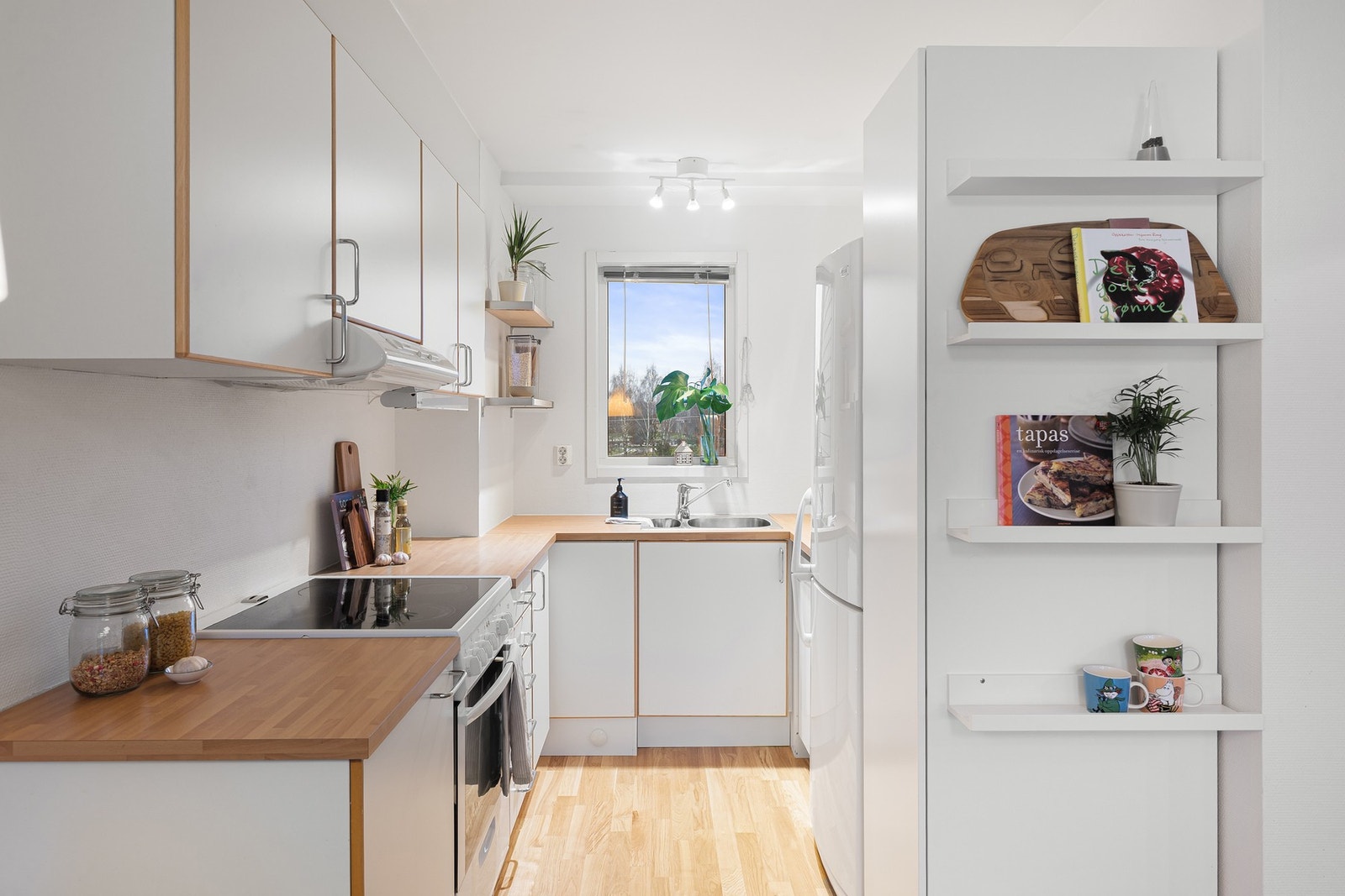 Kjøkkenet har rikelig med skap- og benkeplass. Ventilatoren er tilkoblet balansert anlegg. Galleribilde