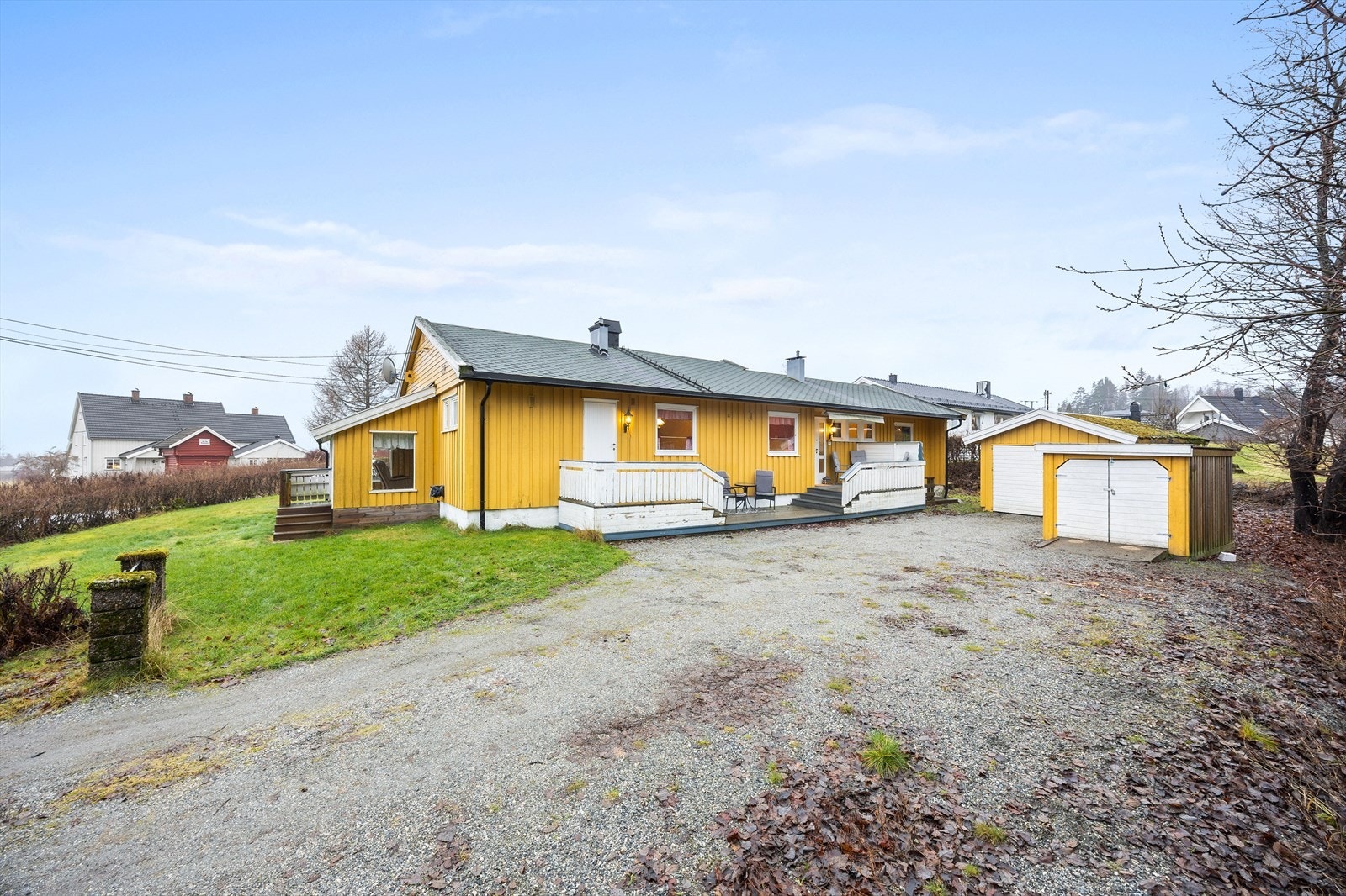 Fasade og uteområdet. Galleribilde