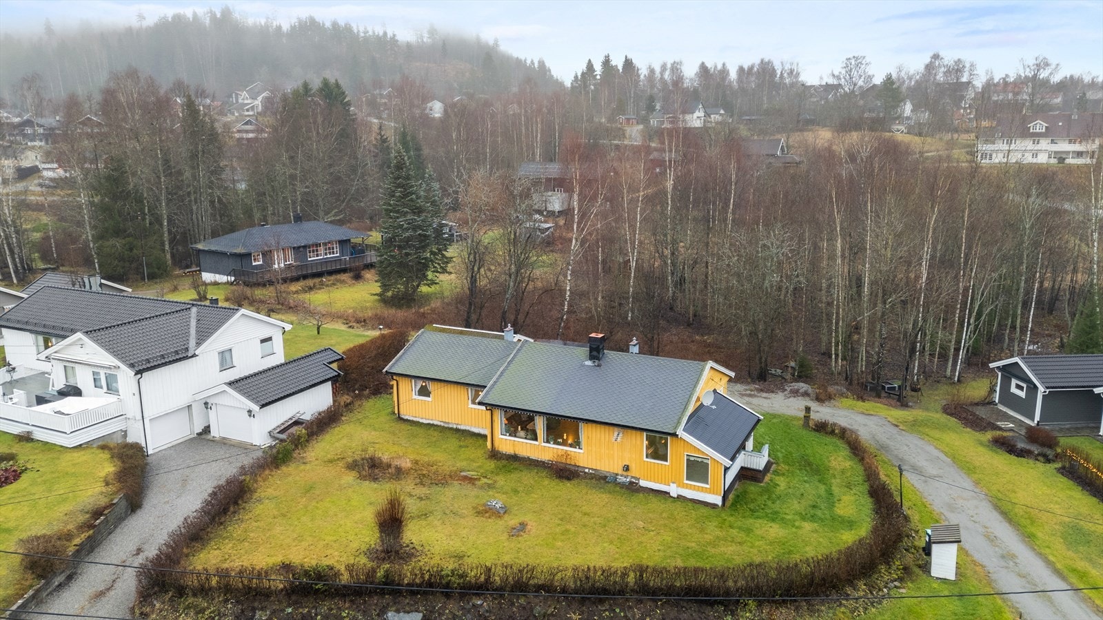 Nærområdet byr på idrettsanlegg, med Finnkollen idrettsanlegg kun 10 minutter unna til fots. Galleribilde