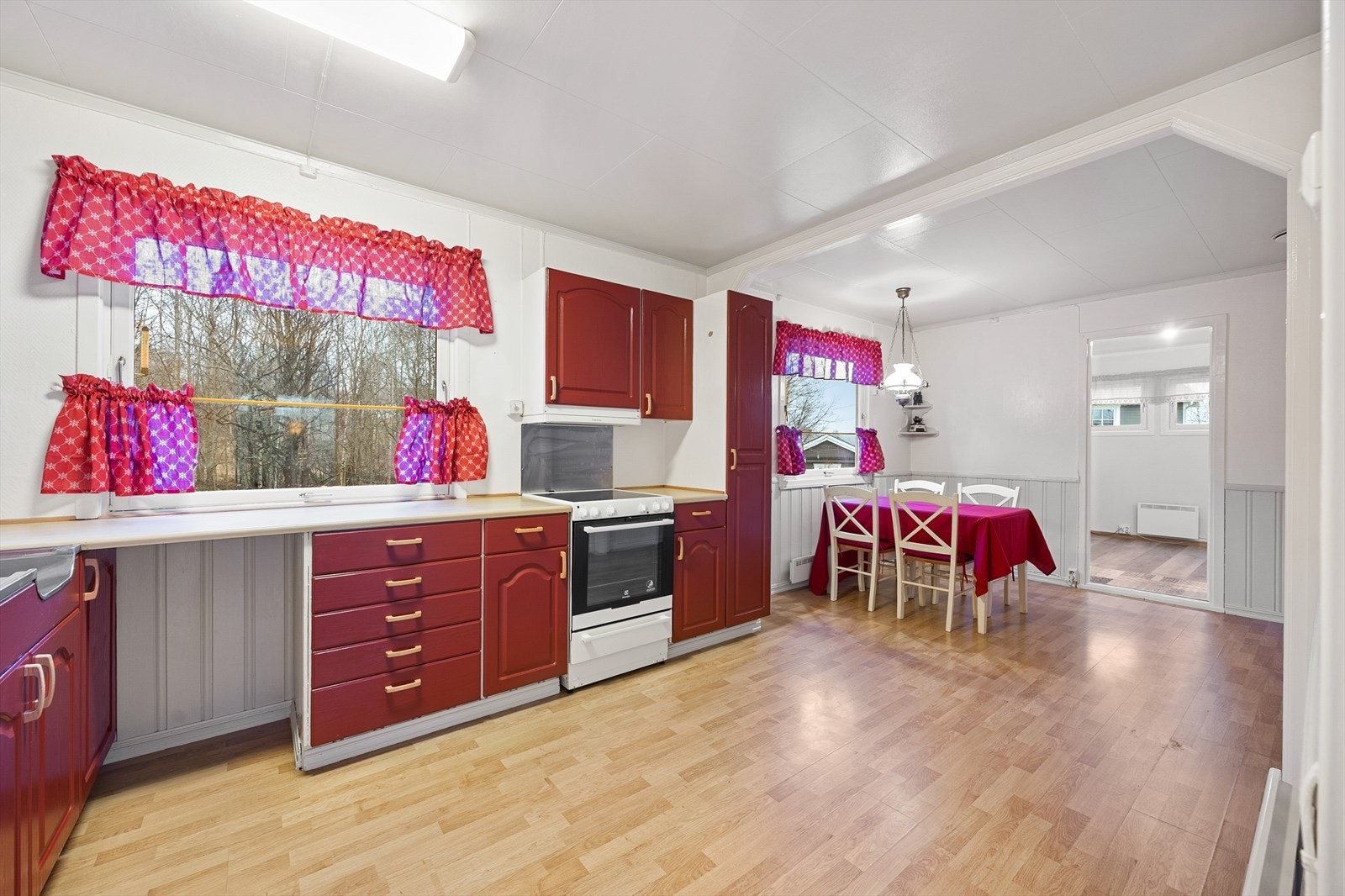 Laminat på gulv og overflater med brystningspanel. Galleribilde