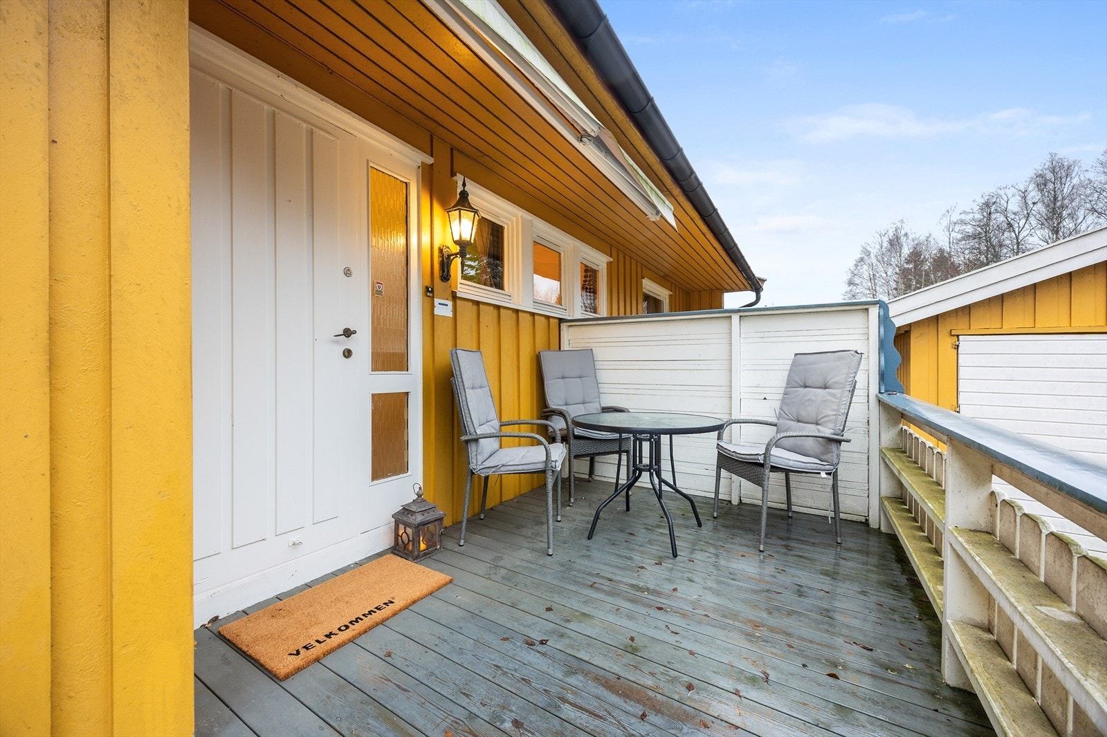 Inngangspartiet har platting med plass til en liten sittegruppe. Galleribilde