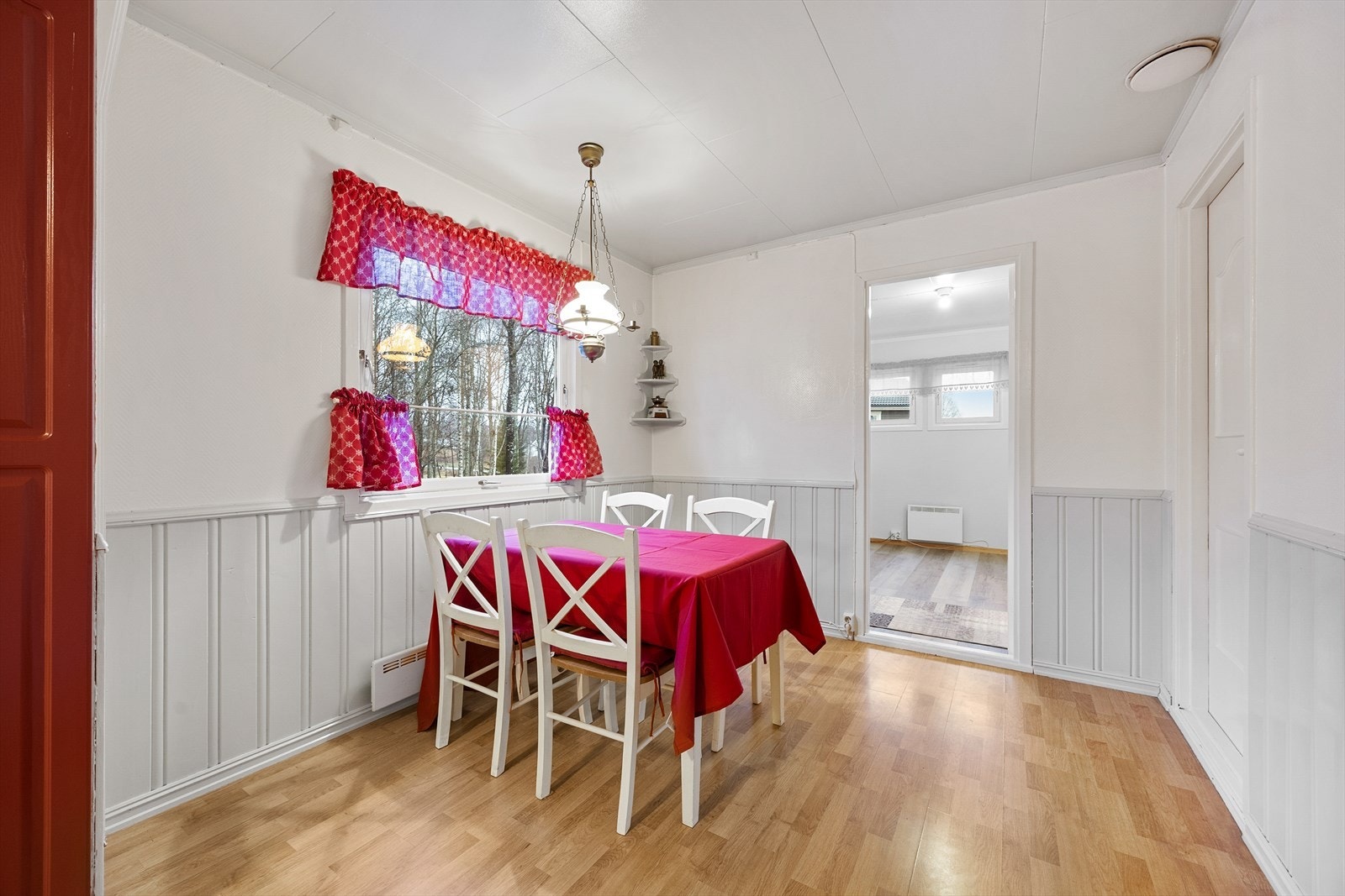 Kjøkken med spisebord. Galleribilde