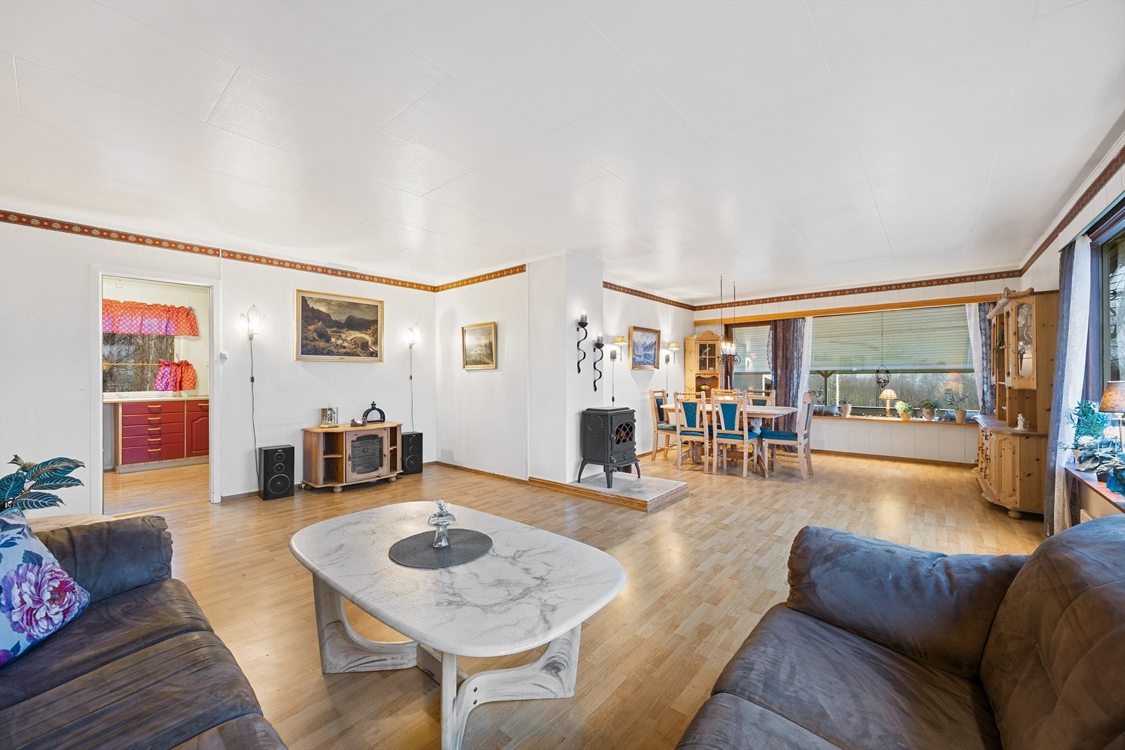 Peisovnen gir rommet det lille ekstra og sørger for godt med varme til rommet. Galleribilde