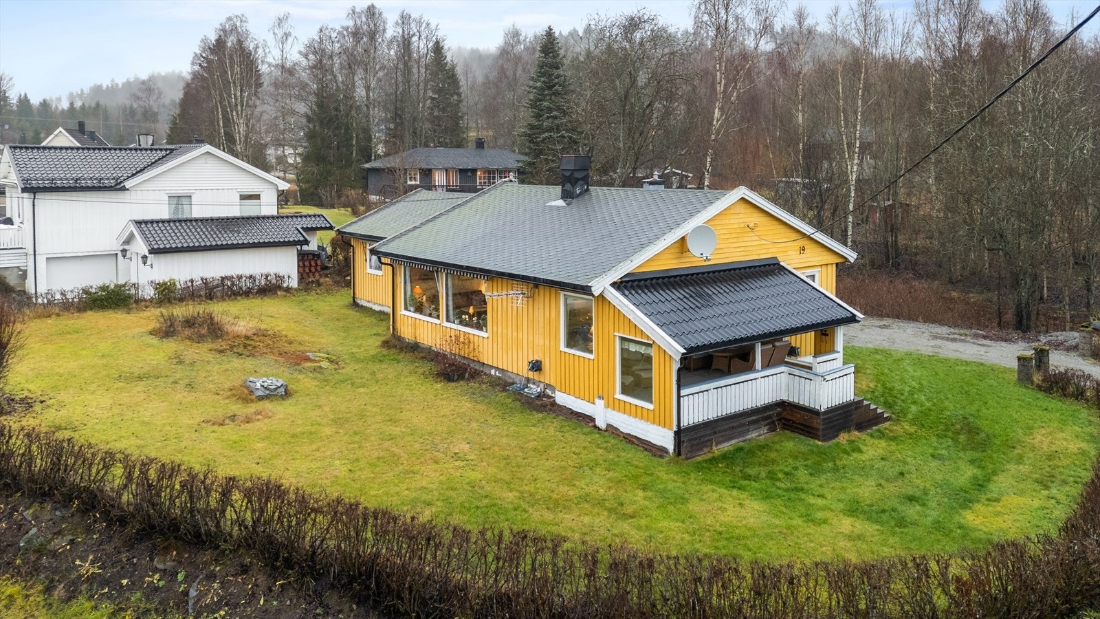 Dette er en fint beliggende enebolig med romslig tomt og pent opparbeidet uteområde. Foto er tatt av Espen Edin. Galleribilde