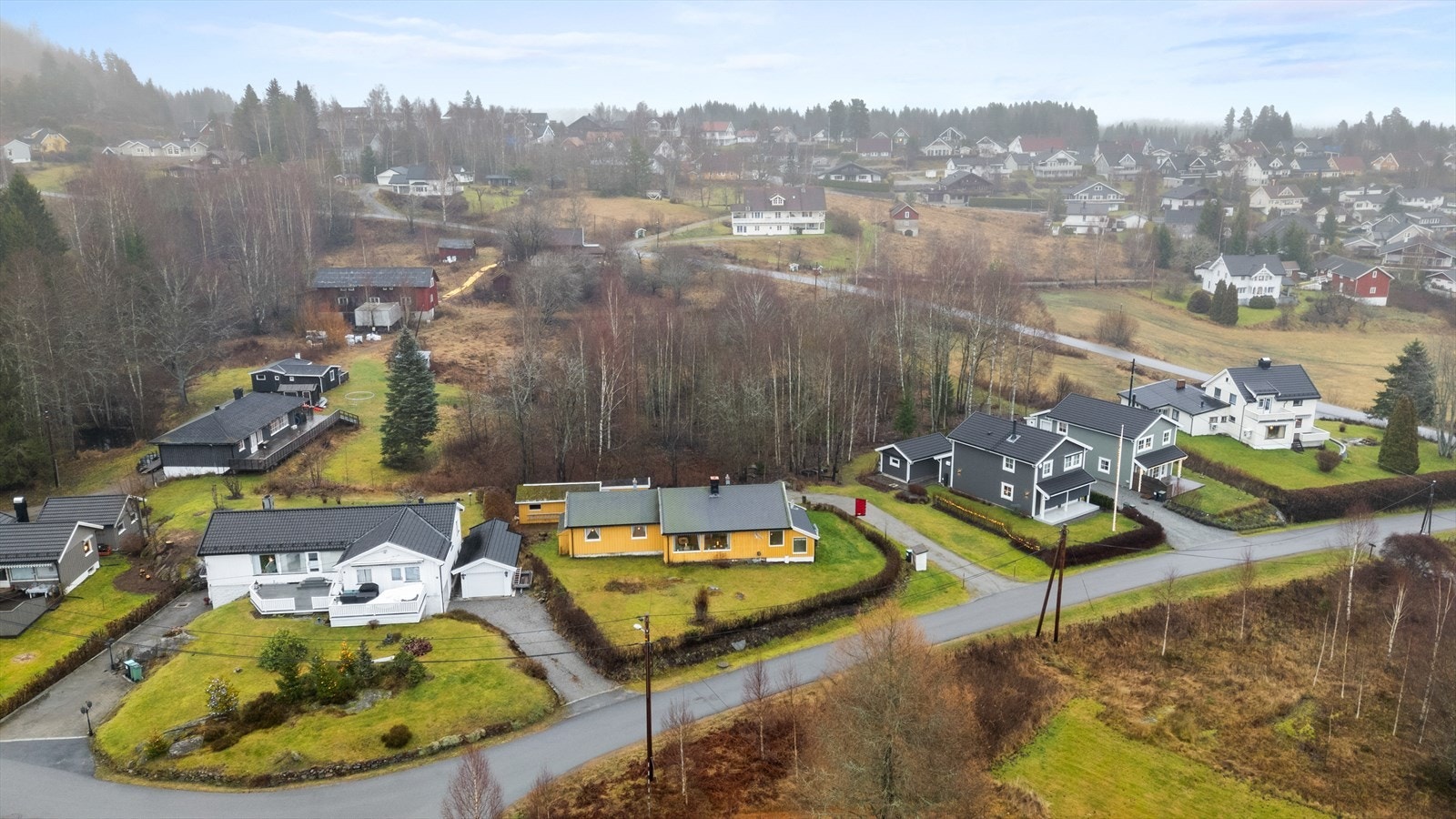 Flere skoler og barnehager ligger innen kort kjøreavstand, inkludert Vilberg skole 2,6 km unna. Galleribilde