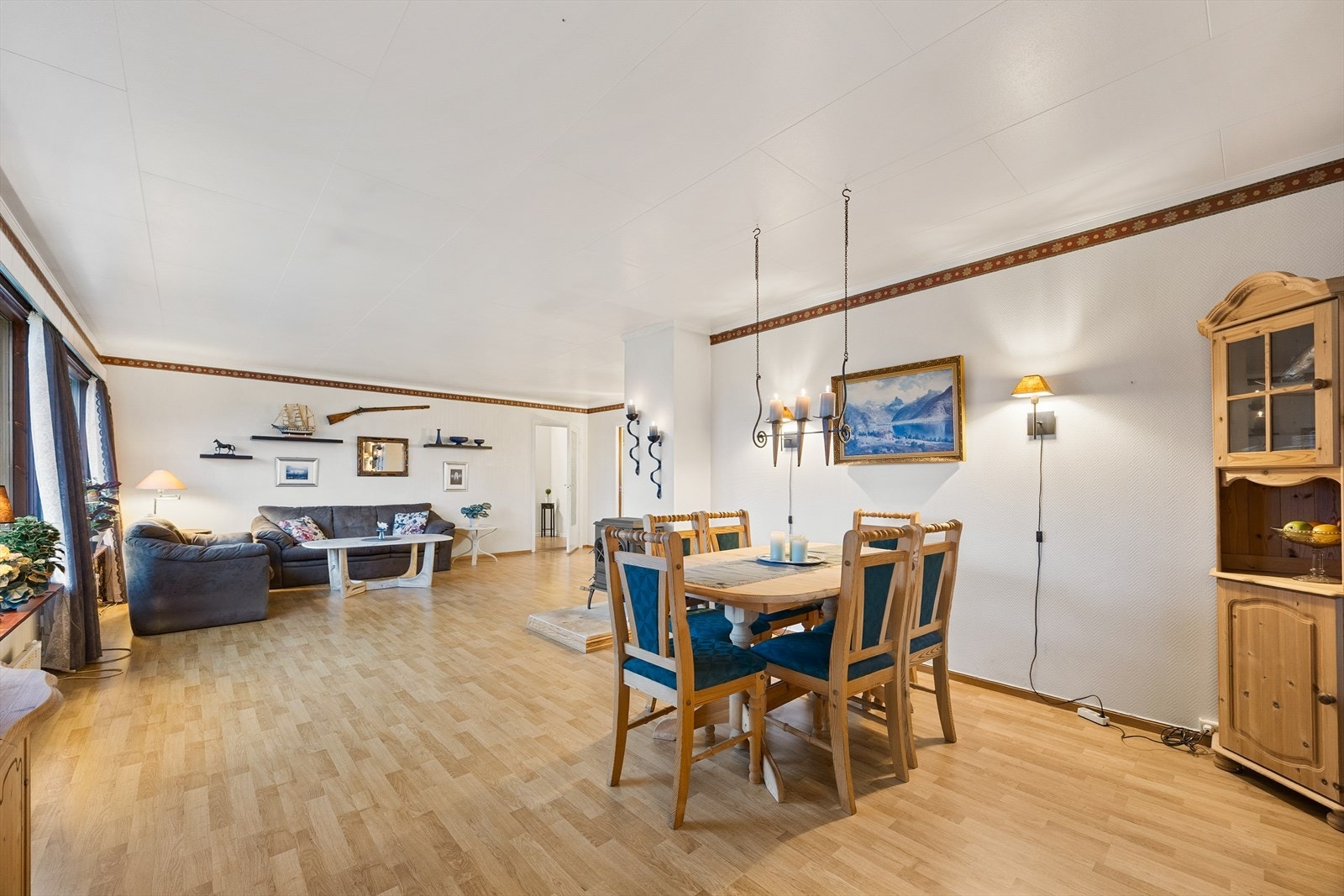 Her kan det møbleres på flere forskjellige måter og det er mulighet for både sofagruppe, lesekrok og spisebord. Galleribilde