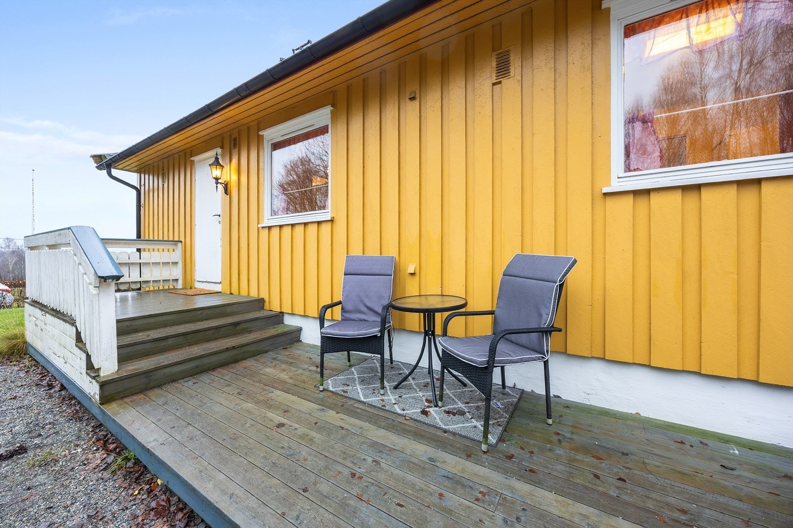 Hyggelig uteområde med plass til utemøbler i ulike seksjoner. Galleribilde